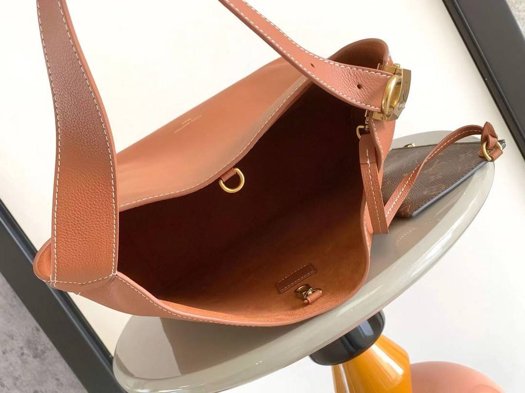 TOP ORI | หนังแท้ LV Low Key Hobo MM Bag เกรดเทียบแท้เทพดีสุด กระเป๋าสะพายทรงโท้ทรุ่นใหม่ เผยความเรียบหรูมีระดับด้วยรูปทรงเรียบง่ายและงานฝีมือประณีตไร้ที่ติ