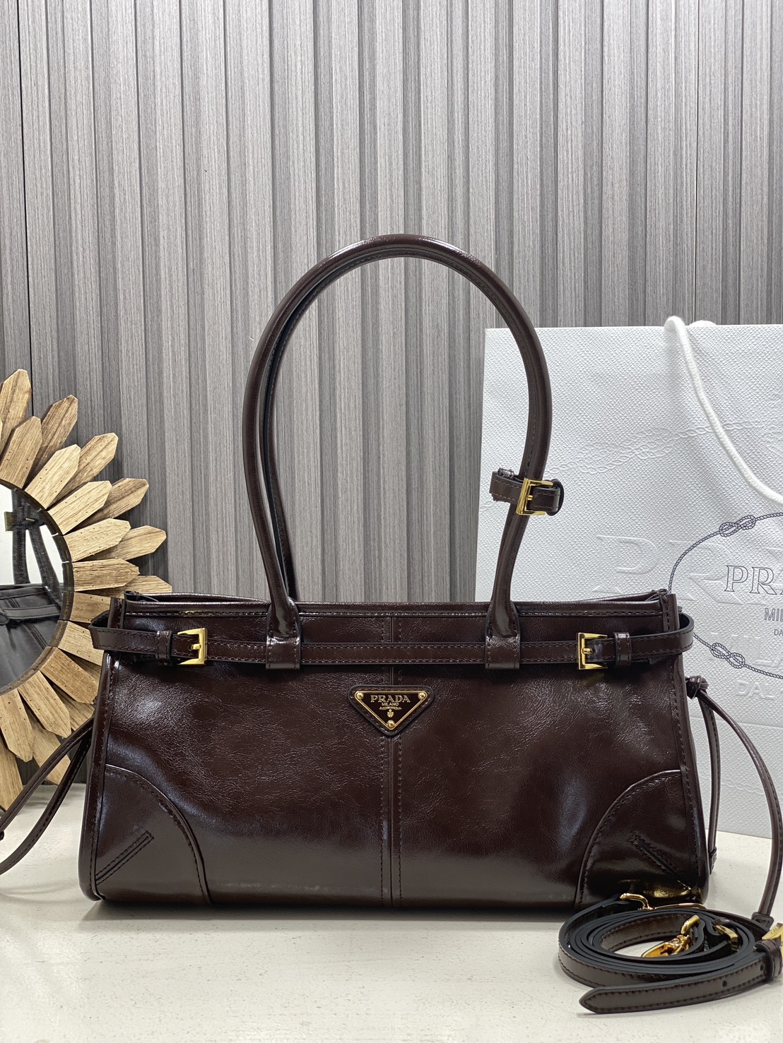 ORI หนังแท้ | Prada Bonnie medium leather handbag 32cm กระเป๋าสะพายทรงโท้ท โดดเด่นด้วยดีไซน์ที่เน้นความประณีตแต่ใช้งานได้จริง หนังเนื้อนุ่มเคลือบเงา เน้นย้ำเสน่ห์อันทันสมัยและใช้งานได้หลากหลาย