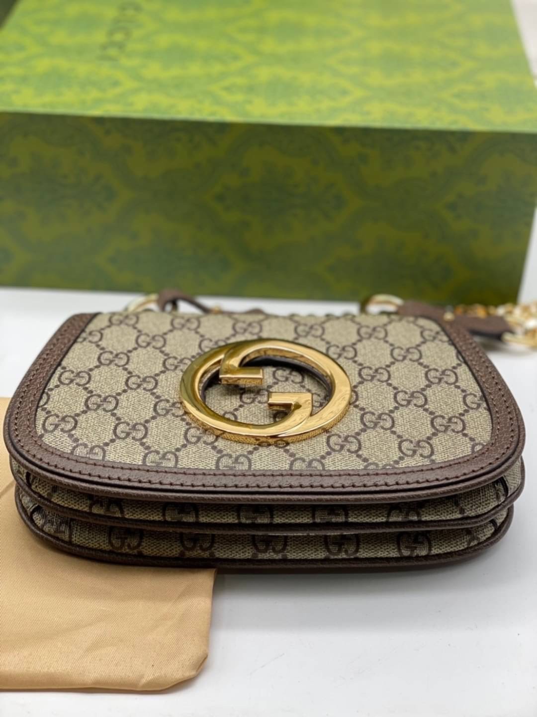 GUCCI Blondie mini shoulder bag / Gucci pouch เกรดออริจินอล ภาพสินค้าถ่ายจากงานขายจริง ใช้งานต่างประเทศได้ Interlocking G ในรูปแบบเรขาคณิต ฮาร์ดแวร์โทนสีทองช่วยเพิ่มความวินเทจให้กับสไตล์