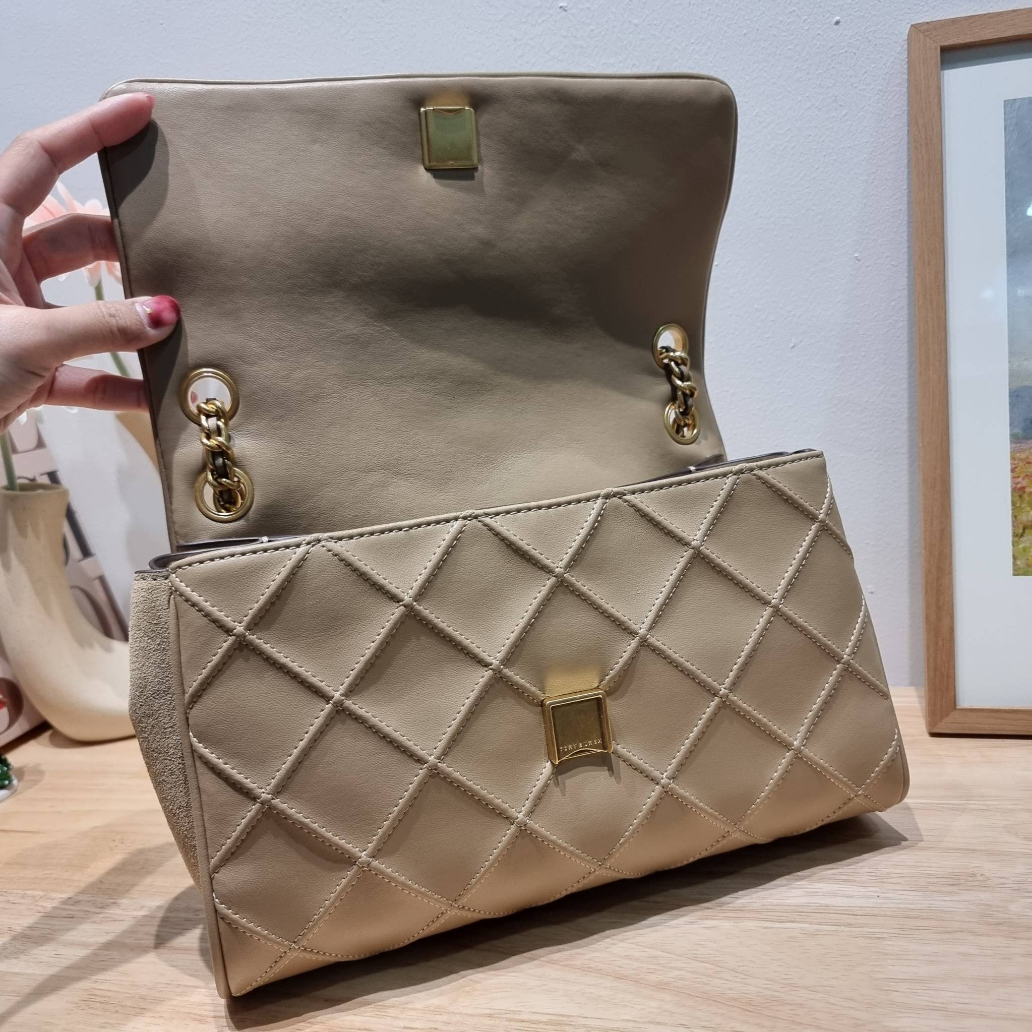 TORY BURCH FLEMING SOFT CONVERTIBLE SHOULDER BAG รุ่นหายาก กับดีไซน์ใหม่ล่าสุด มาพร้อมเสิร์ฟความสวยถึงบ้านไปเลย กับกระเป๋าสะพายไหล่ขนาดกำลังสวย หนังแท้นิ่มเต็มใบ สัมผัสสบายมือ