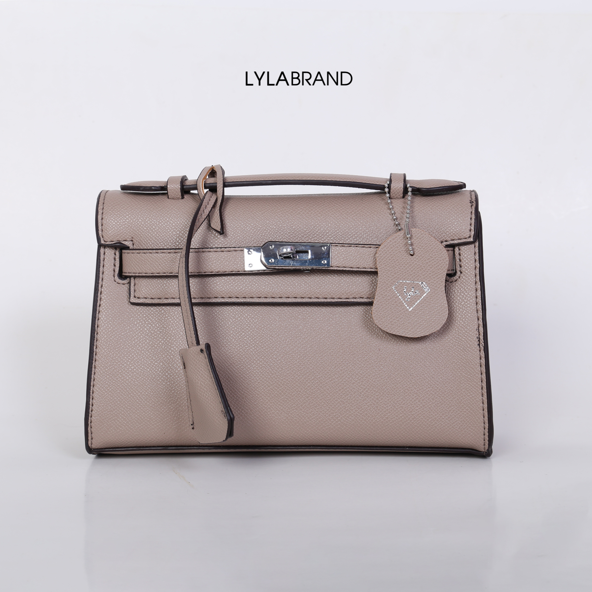 LYLABRAND🔔 KELLY MINI SIZE 22 CM / EPSOM PU TOP PREMIUM มาพร้อมสายหนังและสายโซ่คุณภาพดีสุดๆ ใบเล็กน่ารักพอดิบพอดีถือเป็นครัชออกงานได้ให้ลุคหรูสุด หรือจะใส่กับชุดทำงาน กางเกงยีนส์ ได้หมด ครบเลยค่ะ ให้ลุค ผู้ดีมากๆ ใส่ iphone plus ได้ทุกรุ่น มีสีให้