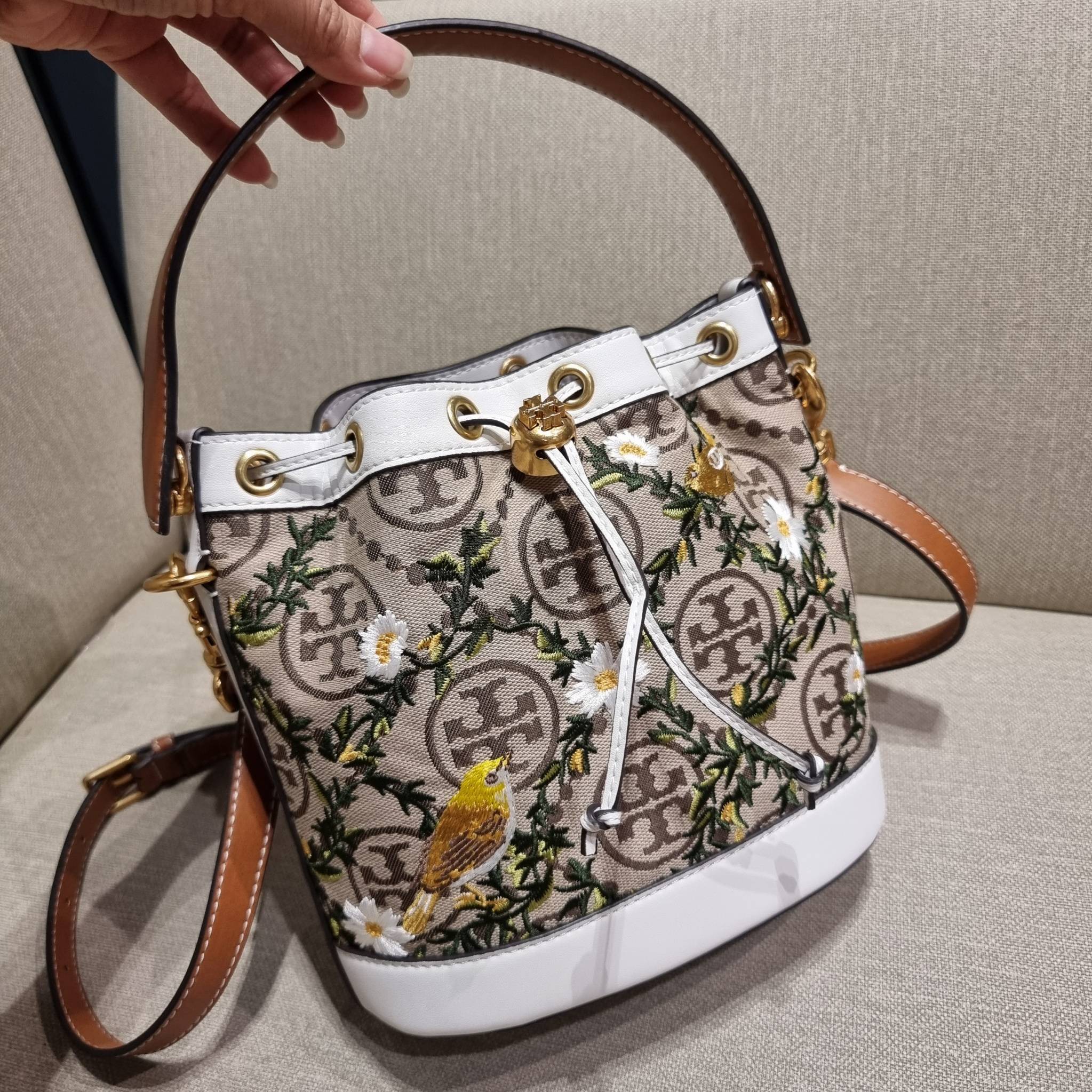 TORY BURCH T MONOGRAM JACQUARD EMBROIDERED BUCKET แรร์ไอเท็มรุ่นยอดฮิต ใบใหญ่ไซส์กำลังดี!! ที่สุดของรุ่นที่ตามหา!! สวยสุดกับดีไซน์ลายปัก ที่ดูแพง!! กระเป๋าบัคเก็ตทรงสวย ที่ดาราเซเลปใช้กันมากมาย ในราคาที่จับต้องได้ โดดเด่นด้วยลวดลายเอกลักษณ์ และลายปักธรรมช