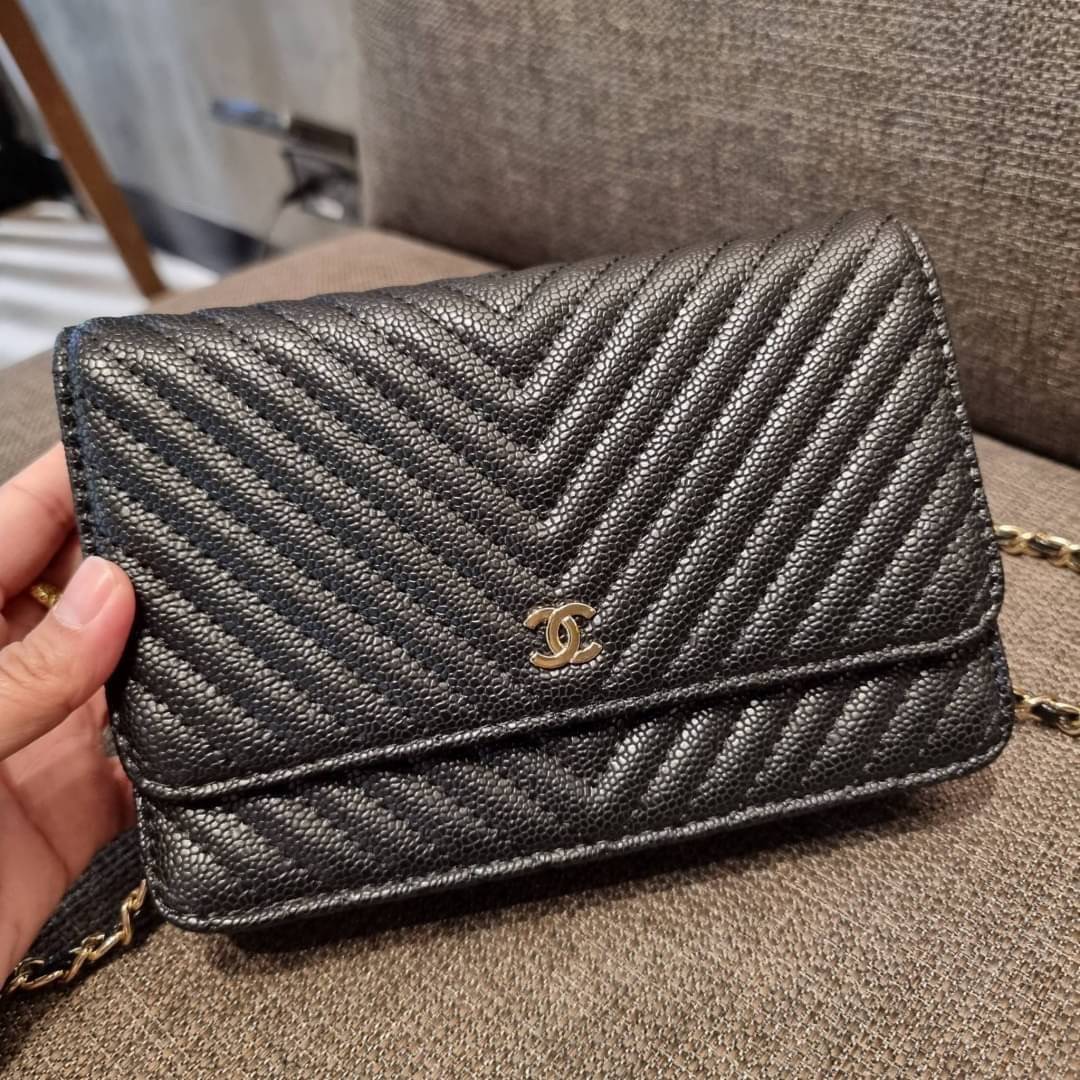VIP 🥂 CHANEL WOC ลายวียอดฮิต กระเป๋าสะพายข้างหนังลายคาร์เวีย มาพร้อมโซ่สะพายในตัว (ถอดออกไม่ได้) อะไหล่ทองเรียบหรู ดูผู้ดี้ ผู้ดี!! เปิด-ปิดกระเป๋าด้วยกระดุมแม่เหล็ก ภายในกระเป๋าเป็นช่องโล่ง มีช่องแยก 1 ช่อง ช่องซิปกลางอีกช่อง ส่วนด้านหลังก็ยังมีอ