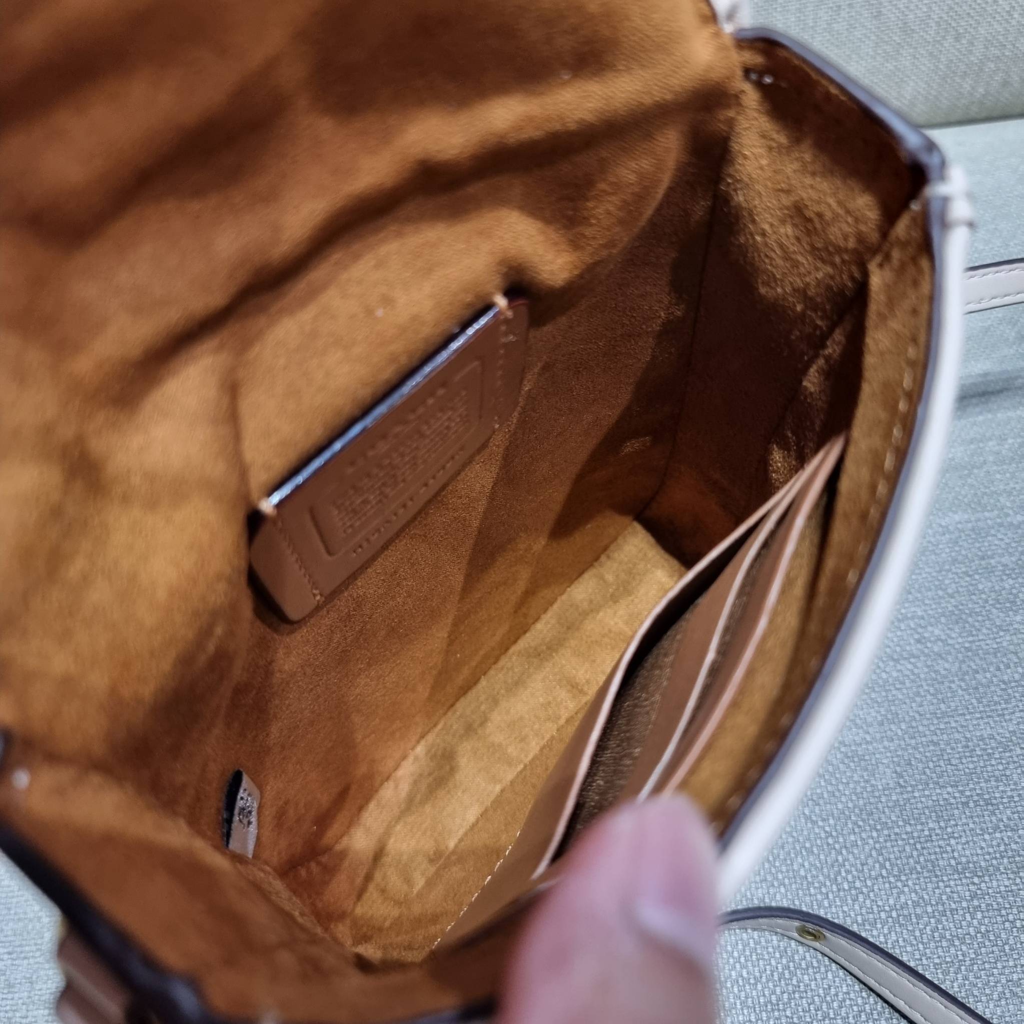 COACH CA191 TALL STUDIO CROSSBODY IN SIGNATURE JACQUARD กระเป๋าสะพายข้างไซส์มินิ ดีไซน์ลูกคุณหนู น่ารักที่สุด!! น่าใช้ไม่อยากวาง!! ดีไซน์รูปทรงกำลังสวย ใช้งานสะดวกด้วยตัวกดเลื่อนล็อค วัสดุผ้า jacquard สลับหนังแท้ มาพร้อมสายสะพายข้างในตัว ใส่ของสำคัญแบบพกพ