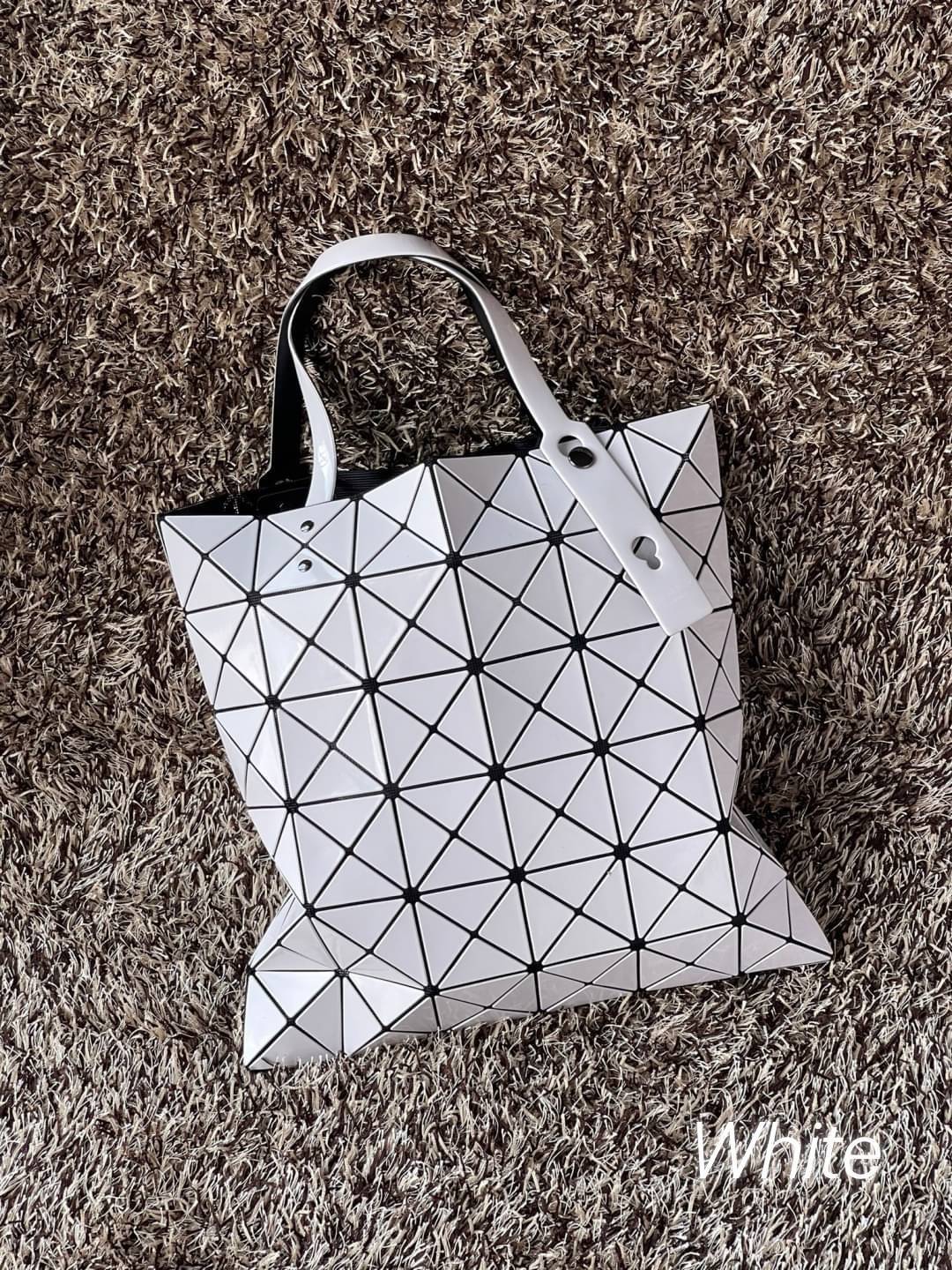 Baobao Issey Miyake 6x6 กระเป๋า Tote รุ่นนี้ถือว่าเป็นกระเป๋า Tote ไซส์กลางที่เหมาะกับการพกพาสิ่งของที่จำเป็นในทุก ๆ วัน มาพร้อมสายที่สามารถปรับได้ทั้งสองสาย และมีช่องใส่ของช่องเล็กด้านใน 1 ช่อง จุของได้เยอะแถมยังทนทาน ใช้เป็น Everyday Bag ได้เลยคะ พกพาสะ