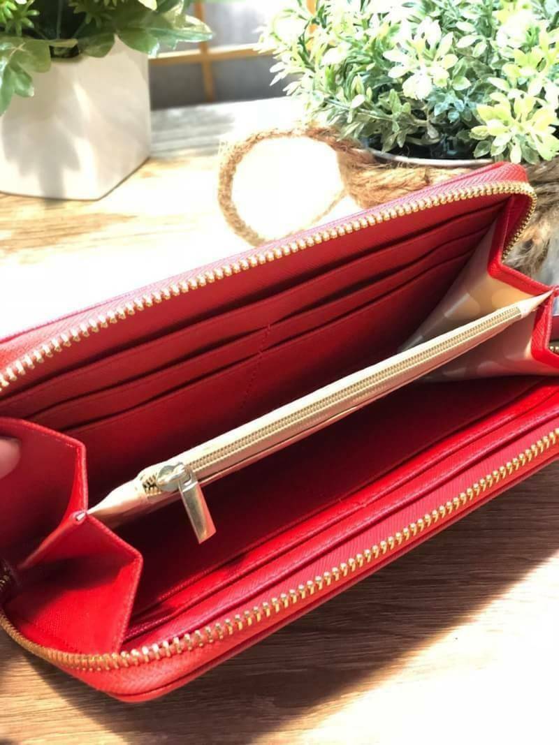 KATE SPADE LONG WALLET กระเป๋าสตางค์ใบยาวรุ่นใหม่ล่าสุดหนัง Saffiano สไตล์ PRADA สวยน่าใช้ ภายในมีช่องซิป1ช่อง และช่องใส่บัตรหลายช่อง ใส่เหรียญ บัตรได้เยอะ ตัวจริงสวยน่าใช้มากค่ะ