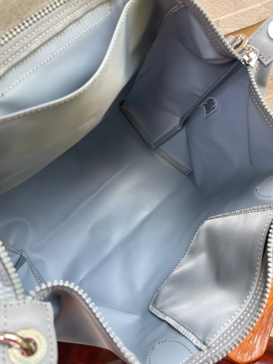 8สี พร้อมส่ง Longchamp LE PLIAGE NÉO TOP HANDLE BAG (medium size) อีกหนึ่งรุ่นยอดนิยม ที่สาวๆ ต้องมีไว้เก็บไว้สักใบ กระเป๋าโท้ทใบนี้ มาพร้อมกับสีที่มีสไตล์เรียบง่าย มีสายสะพายยาวปรับสั้นยาวได้ช่วยให้คุณสามารถสะพายไหล่ได้อย่างสบาย ในตัวสายปักโลโก้อันเป็นสั