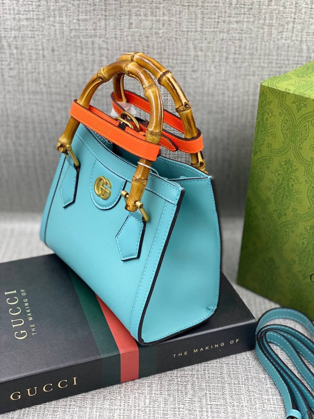 VIP GIFT 】หนังแท้ GUCCI Diana mini tote bag กระเป๋างานหูไม้ไผ่สุดคลาสสิก ดีไซน์มาใหม่พร้อมเข็ดขัดหนังสีสะท้อนแสงประดับตรงหูกระเป๋า ขนาดมินิกำลังน่ารักเลยค่ะ วัสดุหนังแท้ อะไหล่ทอง งานสวยตั้งอยู่ทรง มีสายสะพายยาว 1เส้น สามารถปรับระดับได้-ถอดได้ งานเก๋ไก๋ที