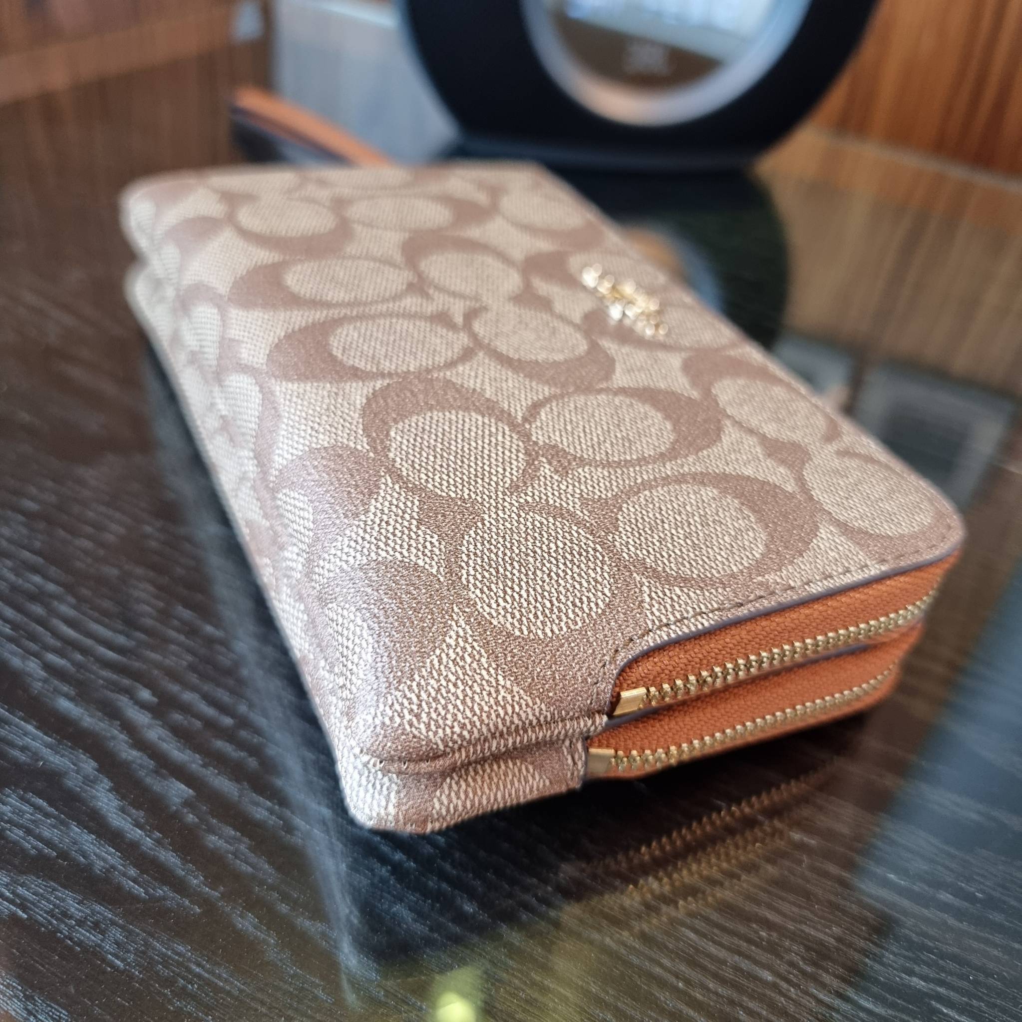 COACH F87591 DOUBLE CORNER ZIP WALLET IN SIGNATURE COATED CANVAS คล้องมือรุ่น 2 ซิป!! มาแล้วจ้า 🌟🤗 ไซส์นี้คือเหมาะมือจริงๆ พกง่ายเช่นเคย ไม่ต้องกังวลว่าจะเกะกะหรือกินพื้นที่กระเป๋าหลัก วัสดุหนังแคนวาสเคลือบลาย มีช่องหลักแยก 2 ช่อง ภายในบุผ