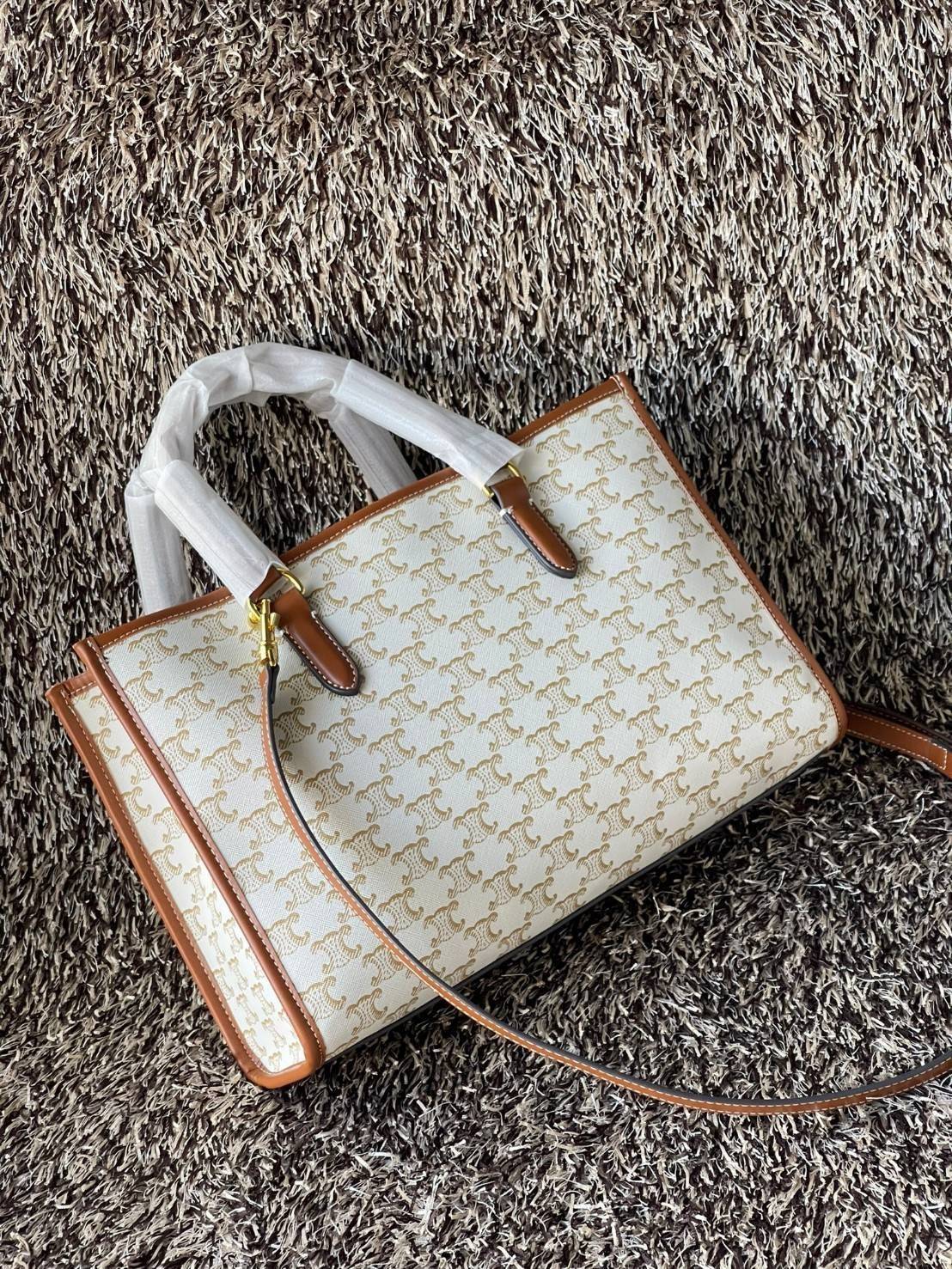 Celine Horizontal Cabas In Triomphe Canvas / Celine tote bag สายชอบพกของเยอะ ต้องหยิบของในกระเป๋าบ่อย รุ่นนี้ก็เป็นอีกตัวเลือกที่น่าสนใจค่ะ เพราะนอกจากจะจุของได้เยอะแล้วดีไซน์ยังเรียบสวยมีกลิ่นอายความวินเทจ อีกทั้งขนาดกระเป๋าใหญ่กำลังดีไม่เกะกะ เคลื่อนไหว