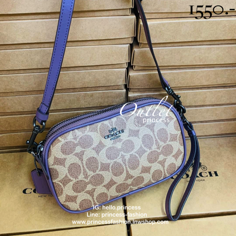 COACH CROSSBODY CLUTCH IN SIGNATURE BAG 💋รุ่นฮิต+สีหายากค่ะ!! กระเป๋าสะพาย+คล้องมือได้ วัสดุหนังแท้ผสมpvcค่ะ มีช่องซิปคู่ ภายในช่องใส่มือถือได้ทุกรุ่น;กระเป๋าเงินใบสั้นได้ ใส่ของจำเป็นสาวๆได้ครบค่ะ มีช่องเสียบบัตร2ช่อง และช่องโล่งให้ใส่ของจุกจิกค่