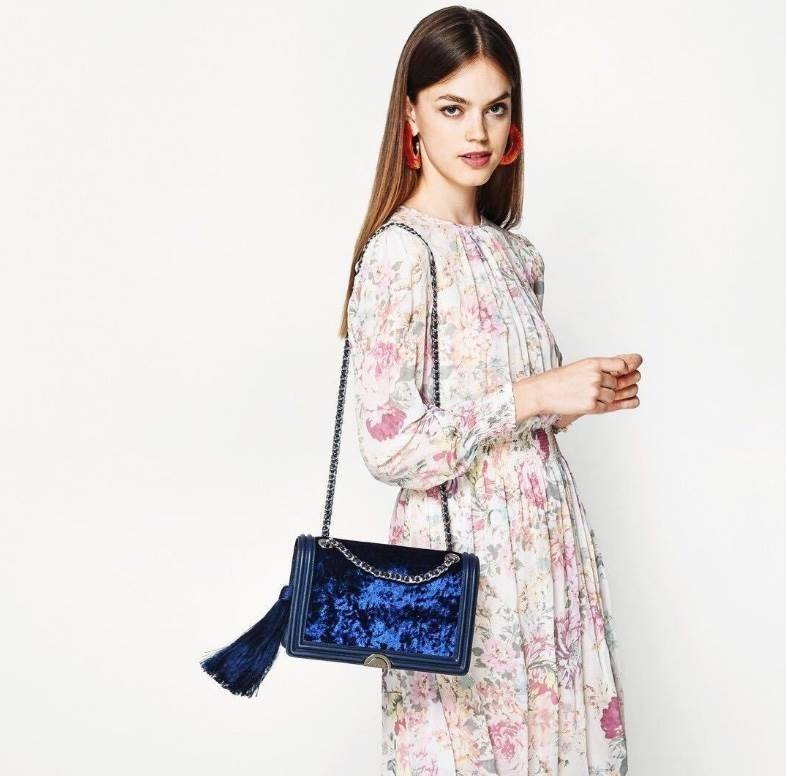 Pedro Velvet Tassel shoulder Bag รุ่นใหม่ชนช้อป!! จากแบรนด์ในเครือ charles&keith กระเป๋าสะพายข้างทรงกล่อง ตั้งอยู่ทรง สายสะพายโซ่ร้อยหนัง อะไหล่ทองทั้งใบ ด้านข้างประดับพู่สุดหรูสามารถสะพายได้ทั้งสายเดี่ยวและสายคู่ ภายในมีช่องซิปแยก สามารถใส่กระเป๋าสตางค์ท