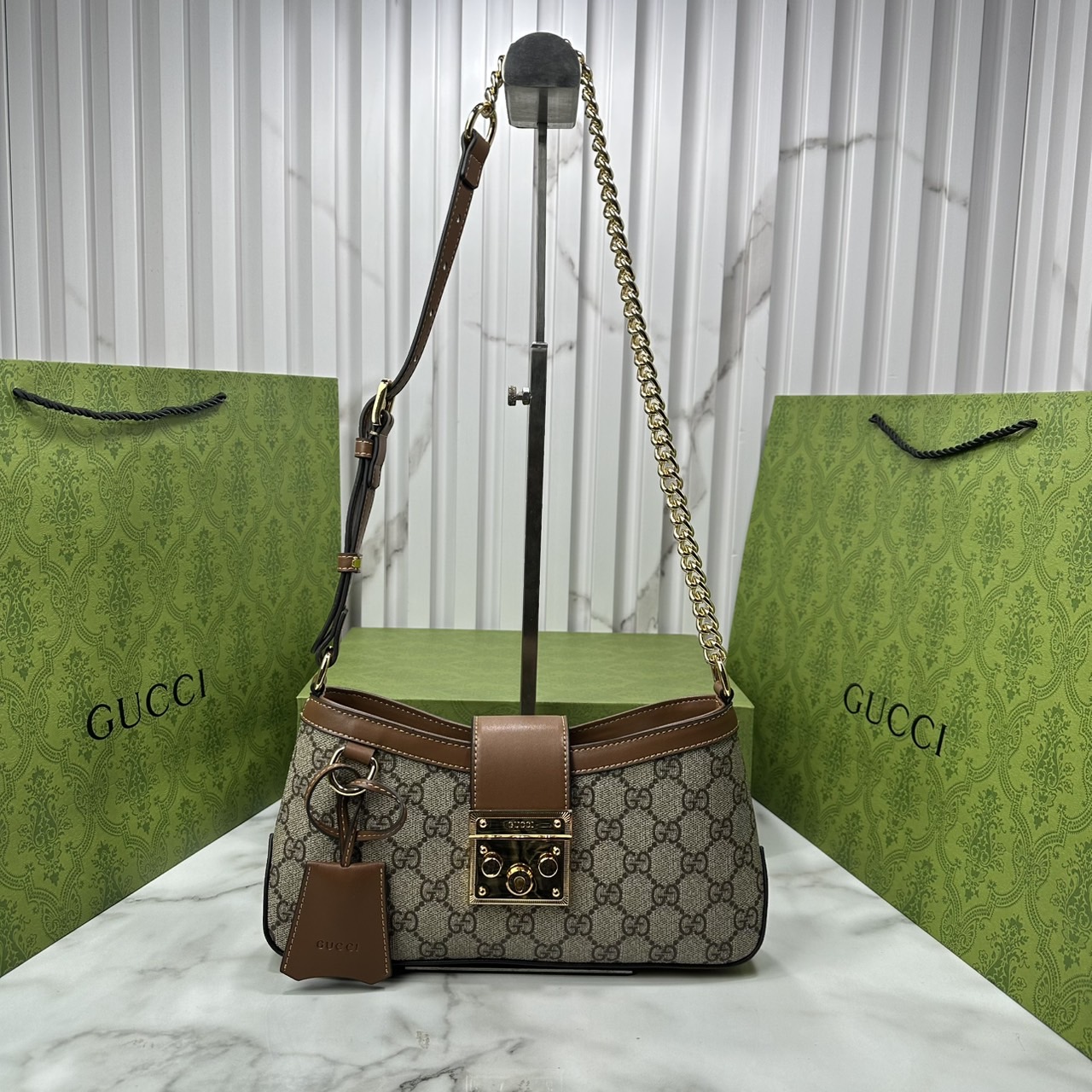ORI หนังแท้ | GUCCI Padlock Small Shoulder Bag กระเป๋าสะพายทรงสวยวินเทจดีไซน์ไม่ซ้ำใคร หรูล้ำผู้ดี หนังแคนวาสพิมพ์ลายคมชัด ปากกระเป๋ามีแถบหนังคาดและอะไหล่กดล็อค