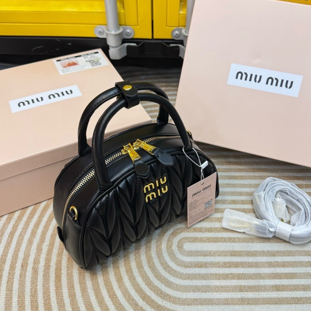 MIU MIU Dumplings leather bag กระเป๋าถือ/สะพายสุดชิค ดีไซน์เพิ่มดีเทล ด้วยการเดินด้ายเป็นเอกลักษณ์ สวยดูแพง ดีไซน์เรียบแต่มากมีอยู่จริง สวยดูแพง แมทชุดได้ง่ายสุด มินิมอลมินิใจ หูจับในตัวง่ายและสะดวกพกพา
