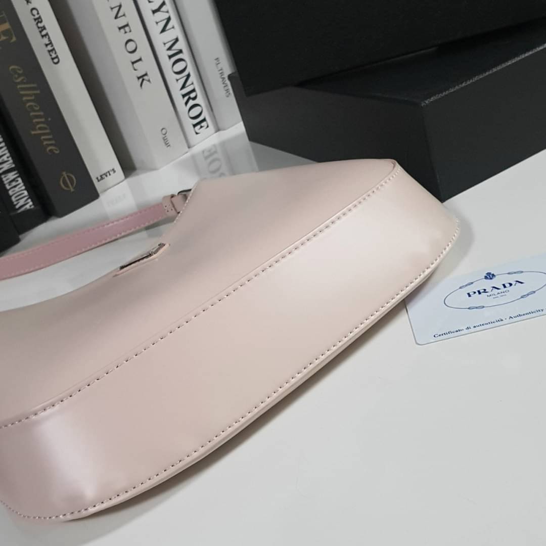 Prada Cleo brushed leather shoulder bag กระเป๋าทรงสวยยอดฮิต กับแบรนด์ PRADA งานพรีเมียมกิ้ฟท์จากแบรนด์ ทรงสะพายไหล่สวยหรูอยู่ทรง PRADA CLEO หนังเรียบดำเงาหรูสุดคลาสสิต เปิดปิดด้วยกระดุมอะไหล่เงินทั้งใบ ด้านในใส่กระเป๋าสตางค์ยาว มือถือ ของจุกจิกได้เยอะ มีป