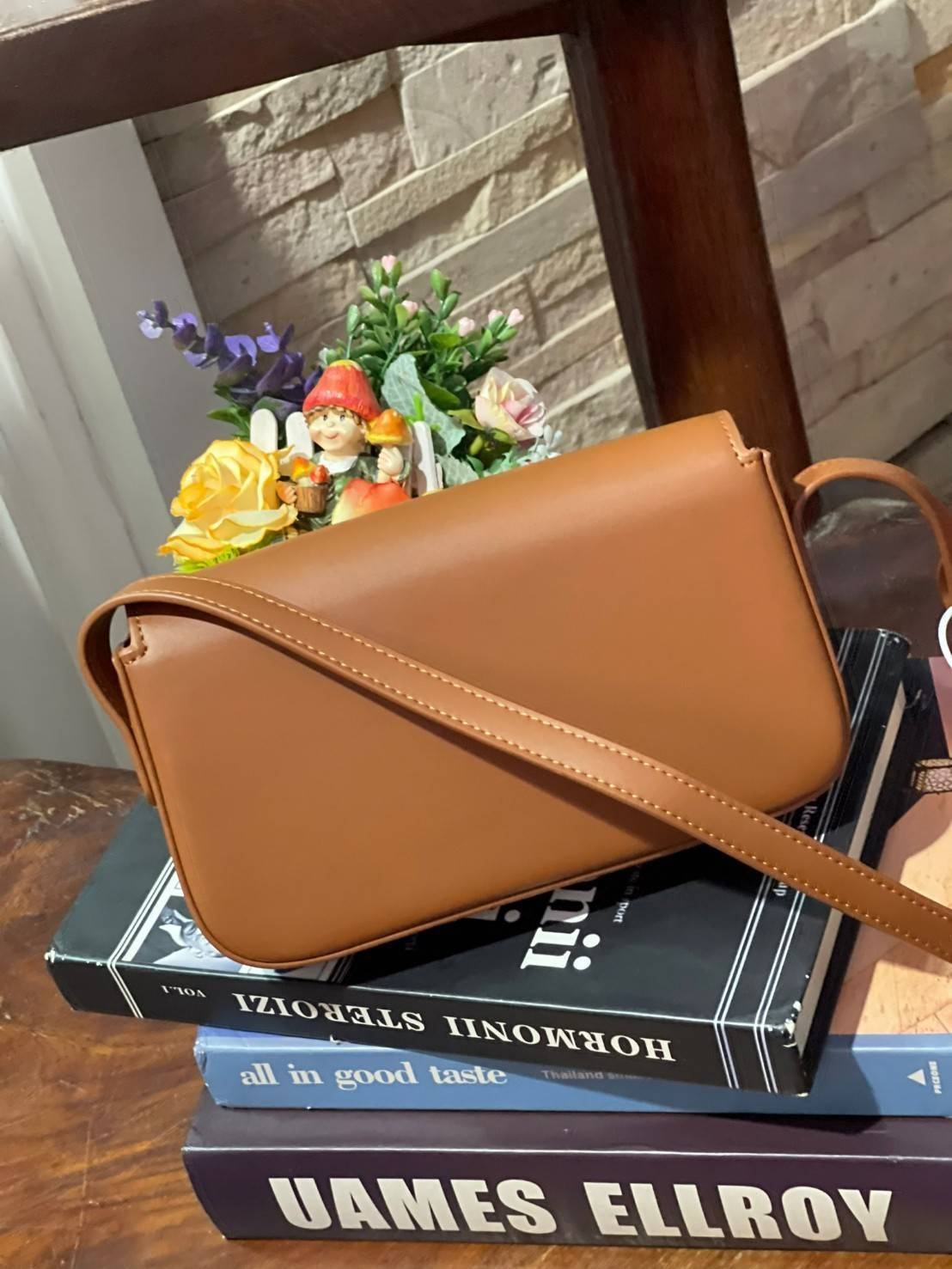 VIP 】CELINE TRIOMPHE SHOULDER BAG IN TRIOMPHE อีกหนึ่งผลงานการออกแบบของ Hedi Slimane ที่ได้ดึงเอาเอกลักษณ์ต่าง ๆ ของ CELINE ออกมาและทำการตีความหมายใหม่จนได้กระเป๋าเรียบหรูและดูทันสมัย ให้คุณเลือกสะพายในชีวิตประจำวันเข้ากับการแต่งตัวสบาย ๆ หรือจะสะพายออกงา