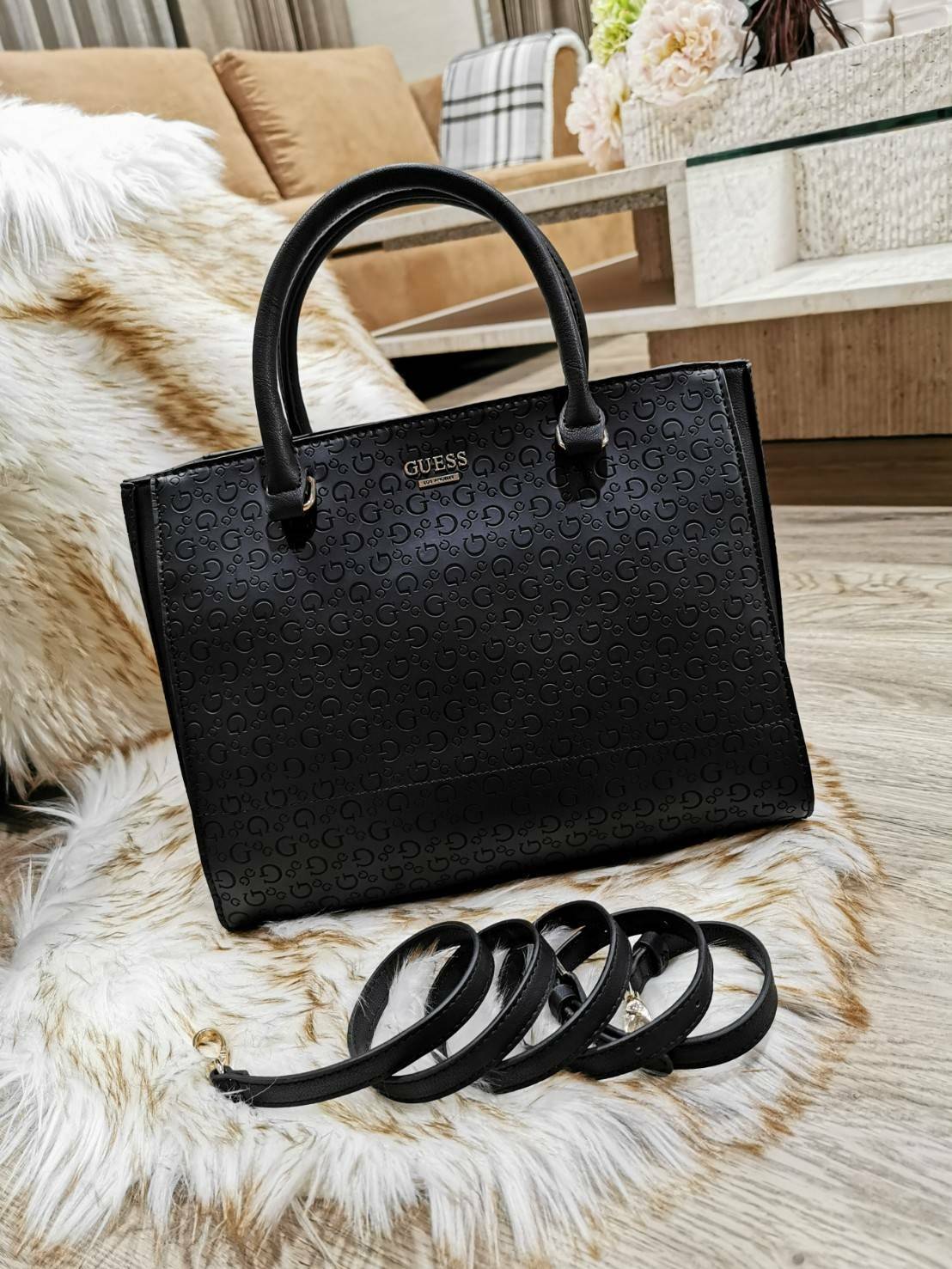 GUESS SINGNATURE SHOPPER BAG กระเป๋าถือหรือสะพายรุ่นล่าสุดจาก GUESS FACTORY หนังสวยอยู่ทรงปั้มลาย Singnature Brand รอบใบ ด้านหน้าประดับโลโก้แบรนด์ หูหิ้วเเข็งเเรงพับลงได้ เปิดปิดด้วยซิปสะดวกใช้ ขนาดกำลังดี ภายในมีช่องซิปและช่องใส่ของ กว้างและจุ น้ำหนักเบา