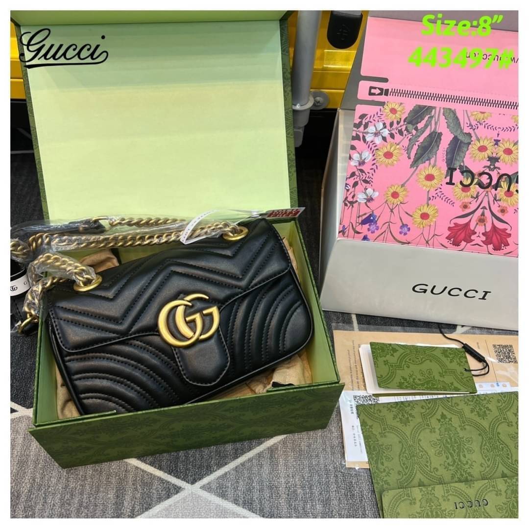 GUCCI GG Marmont shoulder bag กระเป๋าสะพายข้างรุ่นคลาสสิค สะพายขับผิว ดูแพง อัพลุคได้สบายๆ เปิด-ปิดด้วยตัวกดล็อคแน่นหนา ด้านหลังดีไซน์รูปหัวใจ