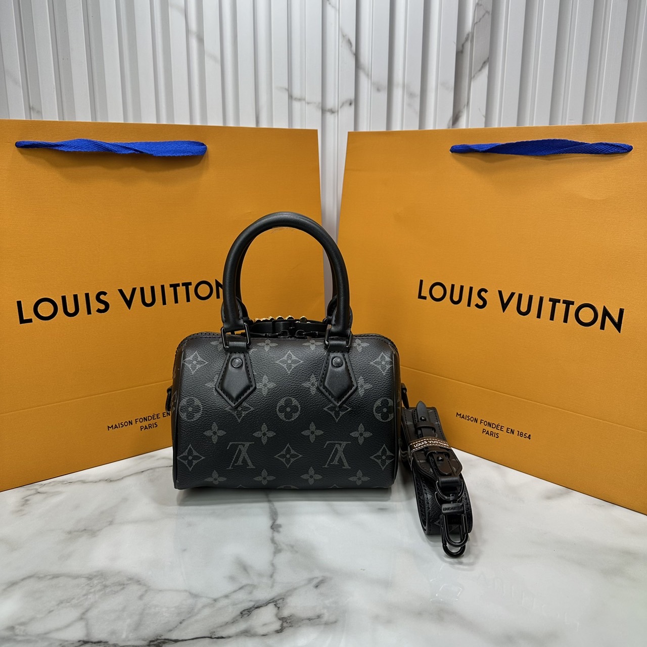 LV Speedy Bandoulière 7" Bicolor Monogram Bag / LV Keepall Bag น้องกระเป๋าทรงหมอนไซส์มินิน่ารัก ดีไซน์น่าใช้มากๆ โทนสีใหม่สวยคลาสสิค รูปทรงโดดเด่น ภายในเป็นช่องกว้าง มาพร้อมสายสะพาย ใบจริงสวยเกินเบอร์!! ไม่ผิดหวังจ้า