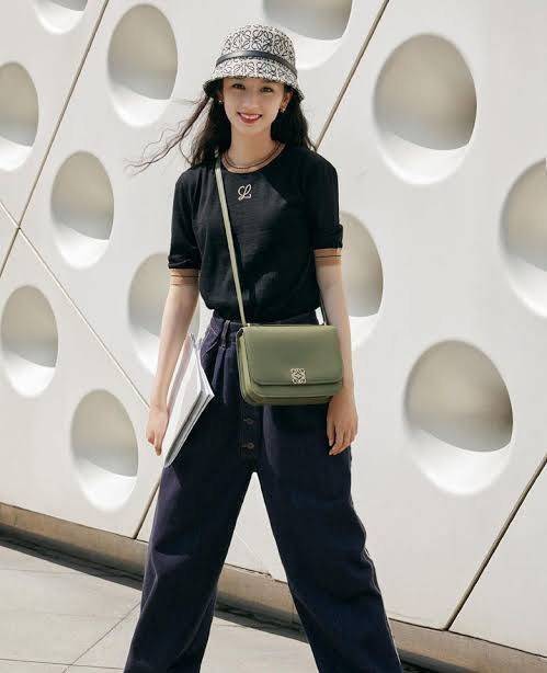 Medium : LOEWE Goya anagram leather shoulder bag กระเป๋าทรง GOYA รูปทรงกล่องอันคลาสสิกที่มาพร้อมรายละเอียดอันน่าค้นหา พร้อมด้วยโครงสร้างที่เปี่ยมไปด้วยสเน่ห์น่าค้นหา มีช่องใส่ของขนาดกว้างและเป็นทรงทำให้การจัดการสิ่งของต่างๆ ของสาวๆ นั้นง่ายดายมากยิ่งขึ้น 