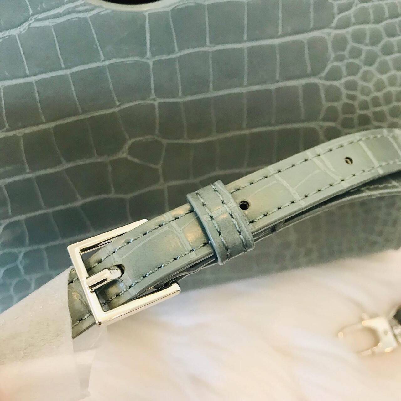 New arrival!! CHARLES & KEITH CROC-EFFECT TRAPEZE BAG กระเป๋าสะพายรุ่นใหม่ล่าสุด วัสดุหนังเรียบเงาสวย นิ่ม น้ำหนักเบา อะไหล่เงิน เปิดปิดกระเป๋าแบบกดล็อก ด้านในโล่งกว้างมีช่องซิปสำหรับใส่ของ ใส่กระเป๋าสตางค์ใบยาว Iphone+ได้ทุกรุ่น มาพร้อมสายสะพายยาวถอด-ปรั