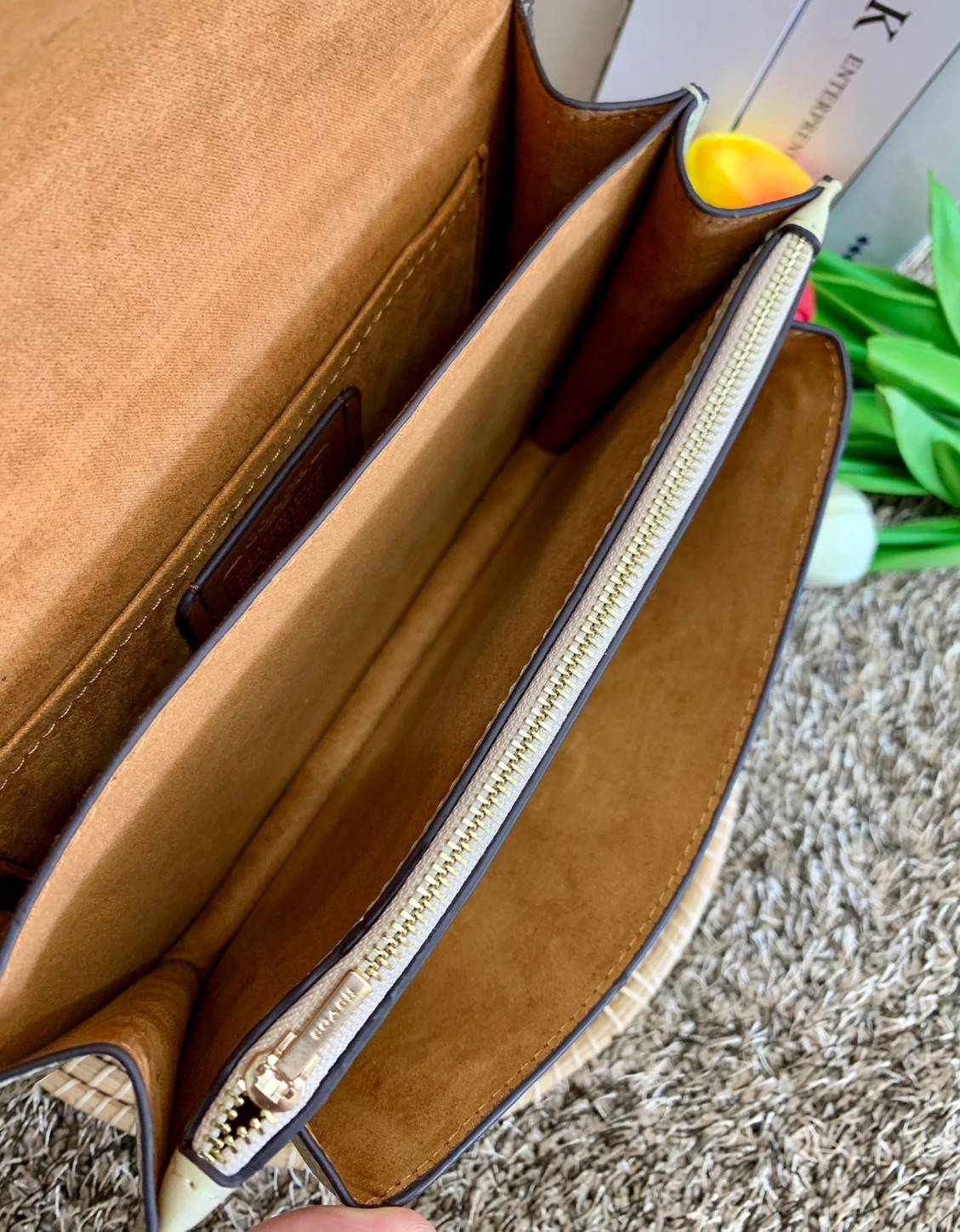 พร้อมส่งถึง8สี ห้ามพลาดค่ะ! COACH KLARE CROSSBODY BAG ((91019//91174//90400//1424//90635)) พร้อมส่งที่ไทย กระเป๋าสะพายครอสบอดี้ร์หรือสามารถทบเป็นสายคู่คล้องไหล่ได้ด้วยค่ะ หนังแท้ แต่ละสีทำลายหนังได้สวยงามแตกต่างกันออกไปนะคะ ✔️ห้อยด้วยป้ายแบรนด์แบบโ