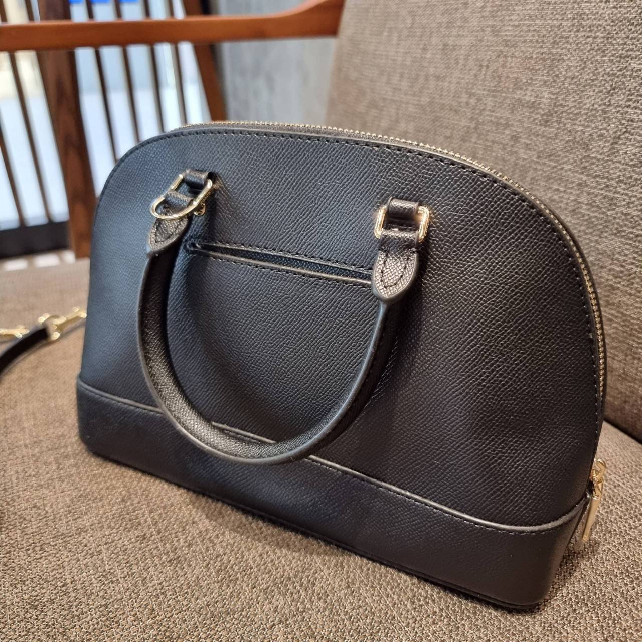 COACH F27591 MINI SIERRA SATCHEL กระเป๋าทรงโดมสุดคลาสสิค สีดำอมตะ ฮิตตลอดกาล มาพร้อมหูจับในตัวและสายสะพายครอสบอดี้ ที่จะคล้องแขนก็ได้อีกลุค หรือจะถือเก๋ๆก็เลิศ วัสดุหนัง crossgrain ทนทาน ดูแลรักษาง่าย ภายในโล่งกว้าง ใส่ของได้ครบไม่ต้องห่วง เป็นไอเท็มที่หา