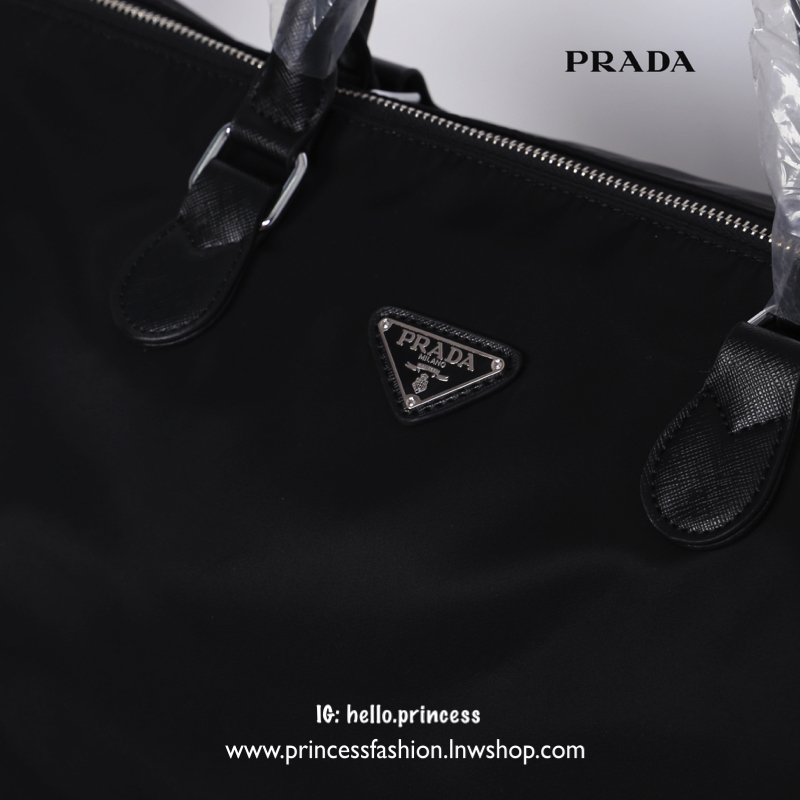 Prada Nylon Travel Bag สินค้า Premium gift จากเค้าเตอร์แบรนด์ต่างประเทศ แท้💯 กระเป๋าเดินทางทรงหมอนสุดฮิต วัสดุผ้า nylon เนื้อหนา คุณภาพดี อะไหล่เงินสวยหรู ตามแบบฉบับแบรนด์ ด้านหน้าประดับ logo brand ช่องหลักเปิดปิดด้วยซิป ภายในโล่งกว้างจุได้เยอะแบบ