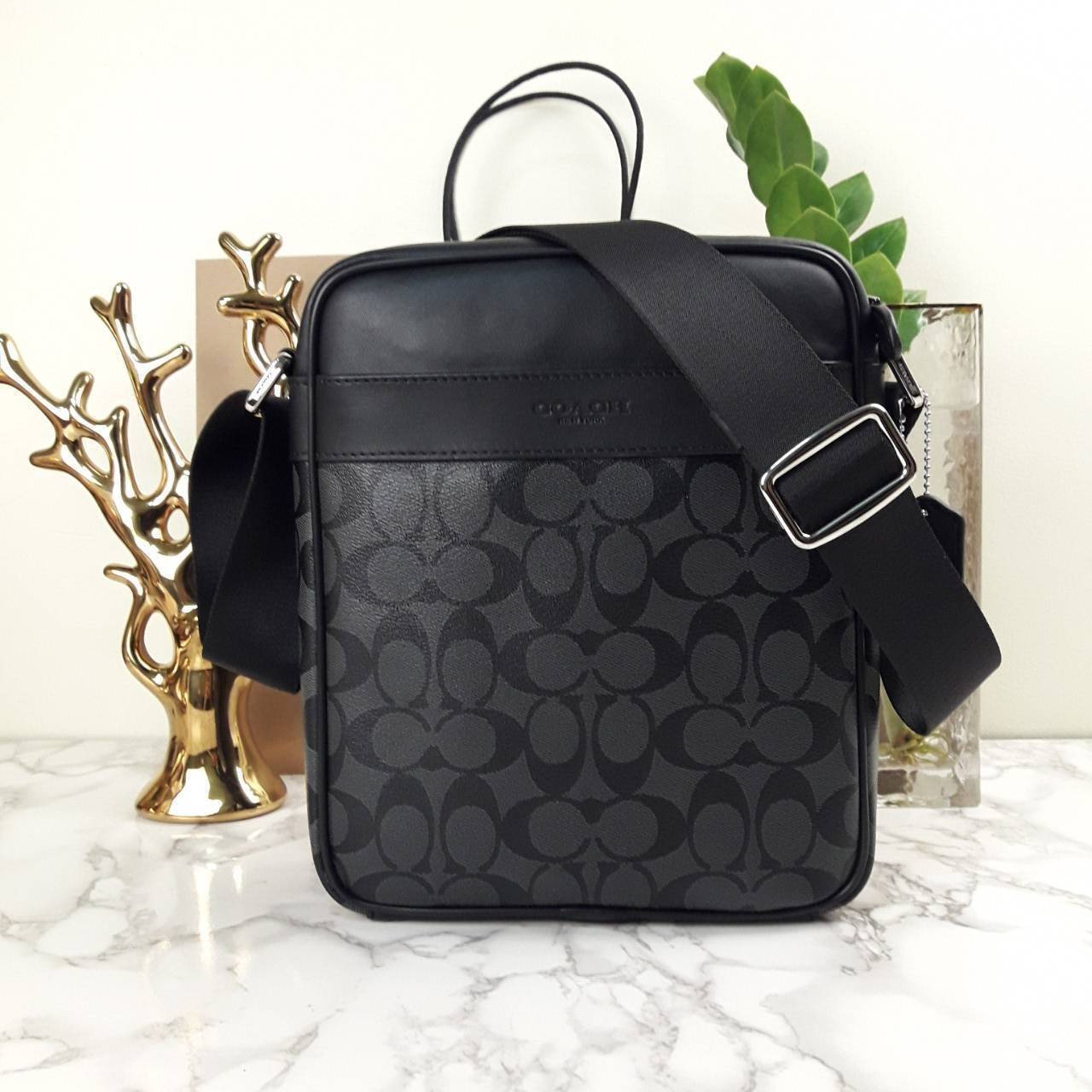 อมตะ ฆ่าไม่ตายจริงๆ กับรุ่นนี้!!😎//>>COACH CHARLES FLIGHT BAG(F54788)🍁สะพายข้าง ทรงสวย เป็นอีกรุ่น ที่ฮิตตลอดกาลไปเรียบร้อยแล้ว//วัสดุหนังแคนวาส สลับหนังแท้อย่างดี // ใช้ได้ทั้งชายและหญิง Unisexสุดๆ ใช้งานง่าย ทรงกล่อง จะสะพายเที่ยว 