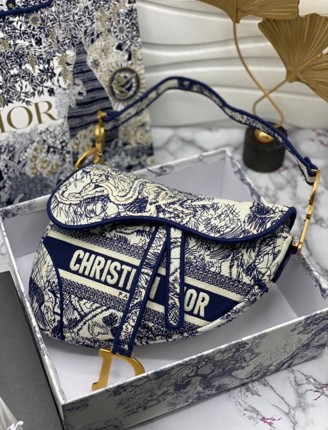 หนังแท้ DIOR SADDLE BAG Toile de Jouy Embroidery กระเป๋ารุ่นยอดนิยมตามแบบฉบับแบรนด์ พร้อมส่งที่ไทย เกรดออริจินอลหนังแท้ ภาพสินค้าถ่ายจากงานขายจริง ใช้งานต่างประเทศได้ค่ะ