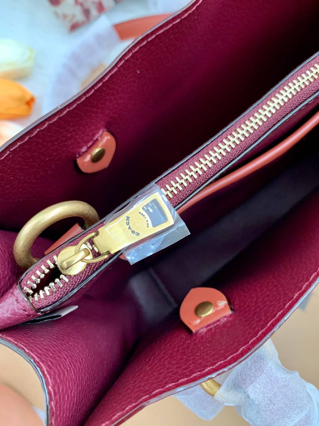 COACH C3889 TYLER CARRYALL 28 IN SIGNATURE CANVAS ((C3460//C3889)) รุ่นยอดฮิตที่สาวๆหลายคนเรียกร้อง กับกระเป๋าถือ/สะพายทรงสวย ที่มาพร้อมสายสะพายไหล่ในตัว และสายครอสบอดี้สำหรับสะพายข้าง ตัวกระเป๋าถูกแบ่งเป็นสัดส่วนสวยงาม มีช่องซิปกลางที่ใหญ่พอสมควร และยังม