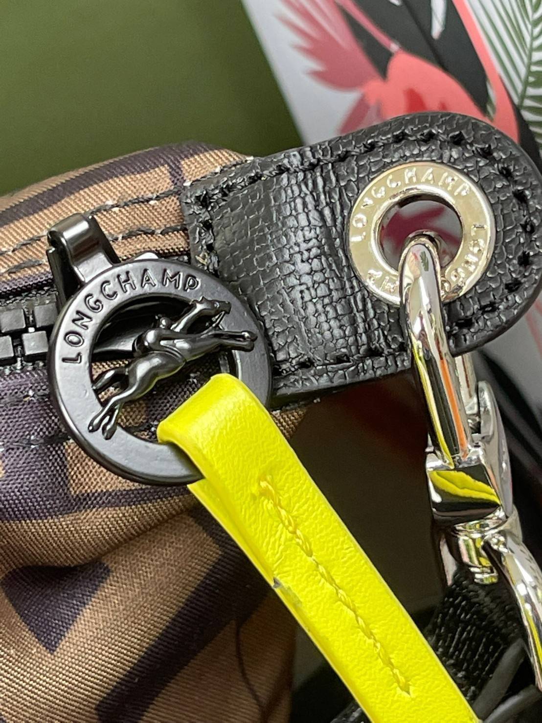 LONGCHAMP LE PLIAGE COLLECTION TOP HANDLE BAG XS พบกับคอลเลคชั่นใหม่ล่าสุด มีดีไซน์ที่เรียบหรูและคลาสสิก แฝงด้วยลูกเล่นแบบเฟมินีน แถมยังมีน้ำหนักเบาอย่างไม่น่าเชื่อ มาพร้อมกับหูจับกระเป๋าคู่และฝาปิดแบบกระดุม กระเป๋าถือใบนี้สามารถใช้ถือแบบทั่วไป มีสายสะพาย