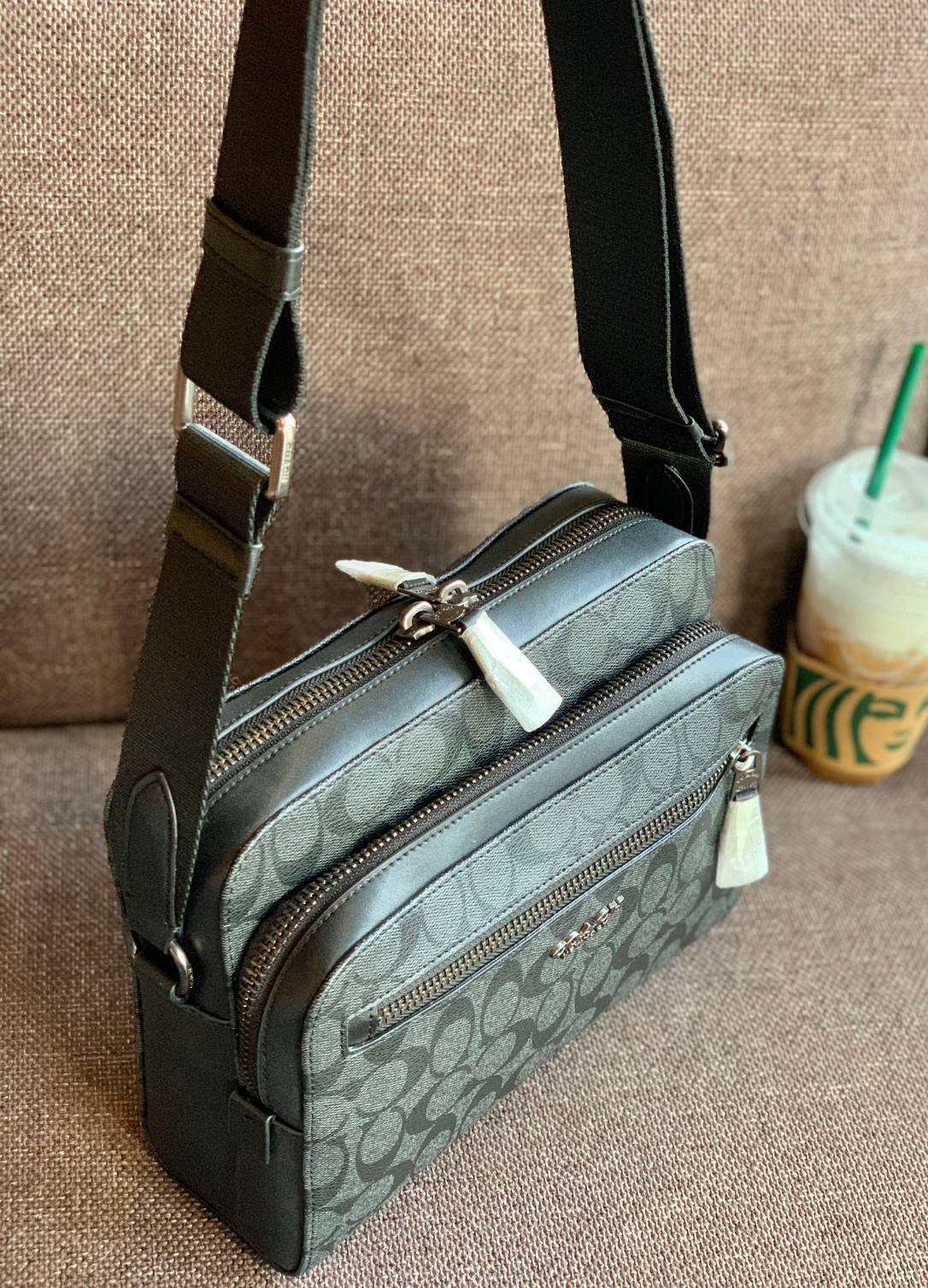 พร้อมสีออกใหม่ ห้ามพลาดค่าา!! COACH WEST CAMERA BAG IN SIGNATURE ((91485)) 🔺กลับมาตามคำเรียกร้องค่าา! กระเป๋าสะพายผู้ชาย((ผู้หญิงก็ใช่สวยทีเดียวค่ะ😘)) หนังแท้ ล่ยหนังCanvasสวยค่ะ มีช่องซิปหน้า//ช่องซิปกลางกว้าง//ช่องหลักแบบซิปคู่ ใส่สัมภาร