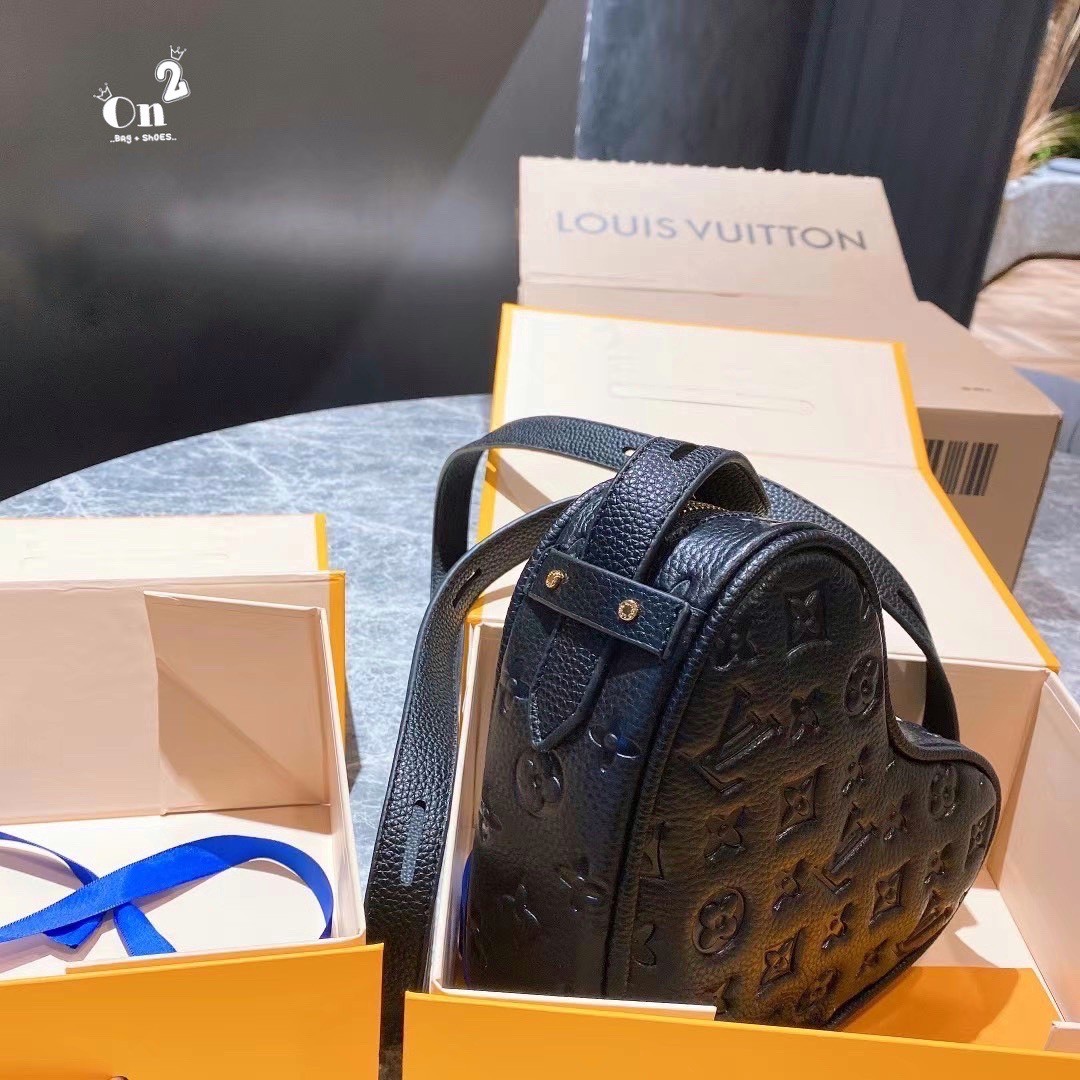 LV Sac Coeur handbag / LV Heart Puffy Bag ปังไม่ไหว กระเป๋าสะพายรูปทรงหัวใจ งานสวยเป๊ะ หนังปั้มลายโมโนแกรม แมทง่ายเข้าได้ทุกลุค ภาพสินค้าถ่ายจากงานขายจริง ใช้งานต่างประเทศได้