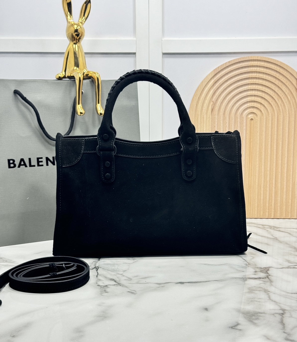 ORI หนังแท้ | Balenciaga Le City suede bag 30cm กระเป๋าถือ/สะพายข้างดีไซน์โดดเด่นสวยเท่ล้ำสมัย ใหม่ล่าสุดงานหนังกลับที่สุดแห่งความไอคอนิกไม่เหมือนใคร มีกิมมิคและลูกเล่นแพรวพราว