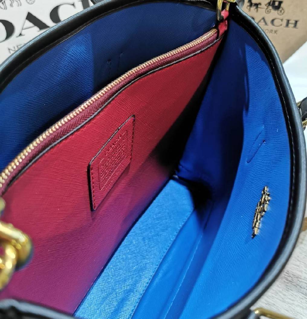 Coach Mollie Tote 25 In Signature Jacquard With Stripes กระเป๋าสะพายใหม่ล่าสุดจาก Coach Factory วัสดุ Canvas & Calfskin ดีไซน์ Casual เทคเจอร์สวยอยู่ทรงด้านหน้าประดับโลโก้แบรนด์ ภายในมีช่องแบ่งแยกเป็นสัดส่วน มีช่องซิปกลาง ใส่มือถือ กระเป๋าสตางค์ยาว ของใช้