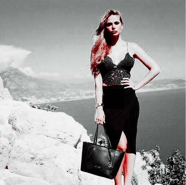 GUESS SHOPPER BAG กระเป๋าถือทรง Tote วัสดุหนังลาย Saffiano สวยอยู่ทรงสไตล์ PRADA ขนาดใหญ่ น้ำหนักเบา ด้านหน้าปั้มโลโก้แบรนด์ ประดับโลหะTAG โลโก้ตัว G อะไหล่เงินที่หูกระเป๋าถอดเเยกใช้ได้ เปิดปิดด้วยซิปเดียวใช้งานง่ายภายในมีsignature ยังมีช่องซิปและช่องเล็ก