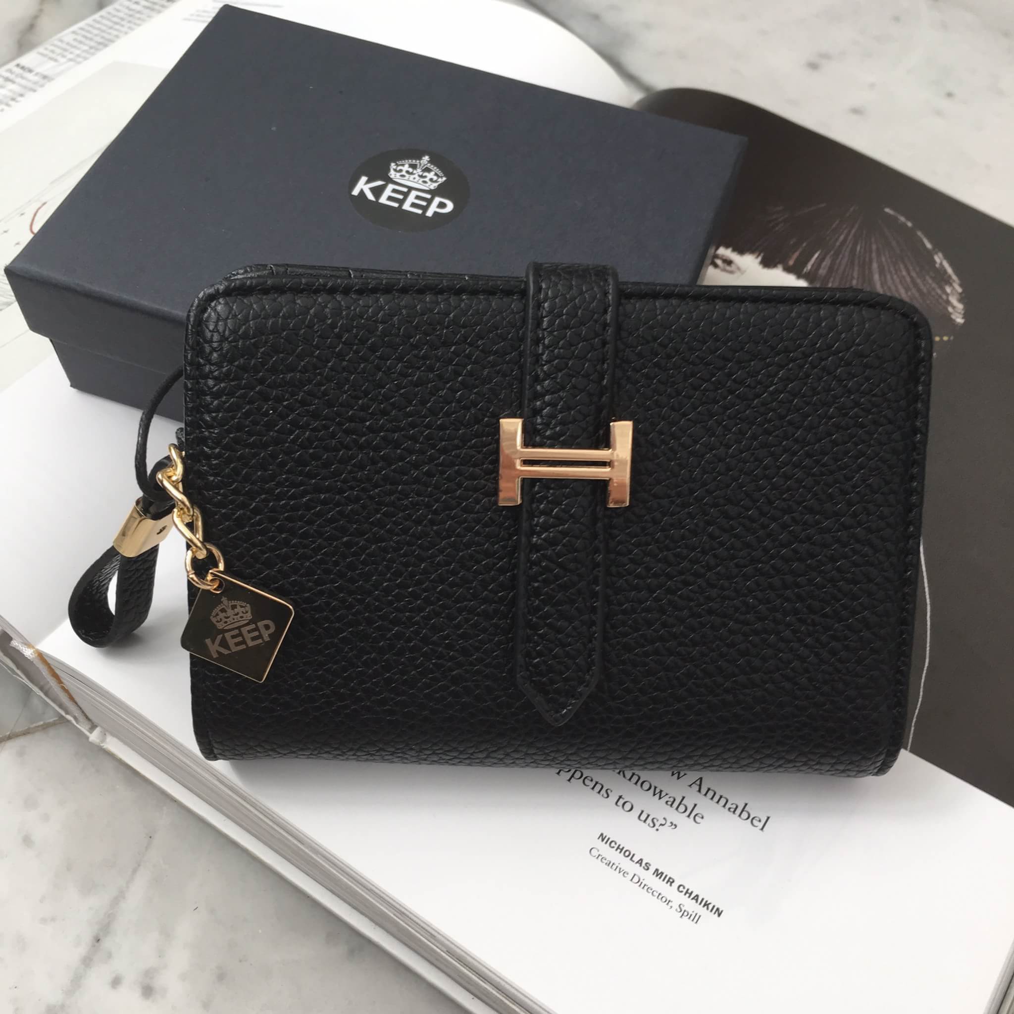 New arrival! Classic short wallet bag #กระเป๋าสตางค์สั้นสามพับ หนังแกะสังเคราห์ เนื้อดี้_ดี ค่า ดูแลรักษาง่าย ดีไซด์เก๋ที่ซิป แถมภายในมีช่องใส่บัตรหลายช่อง แบ่งเป็น 3 พับเลยคะ เห็นสั้นๆ แบบนี้แต่จุได้เยอะคะ พร้อมช่องซิปใส่เหรียญ อย่างดี ใบนี้ #สวยรับเงินแ