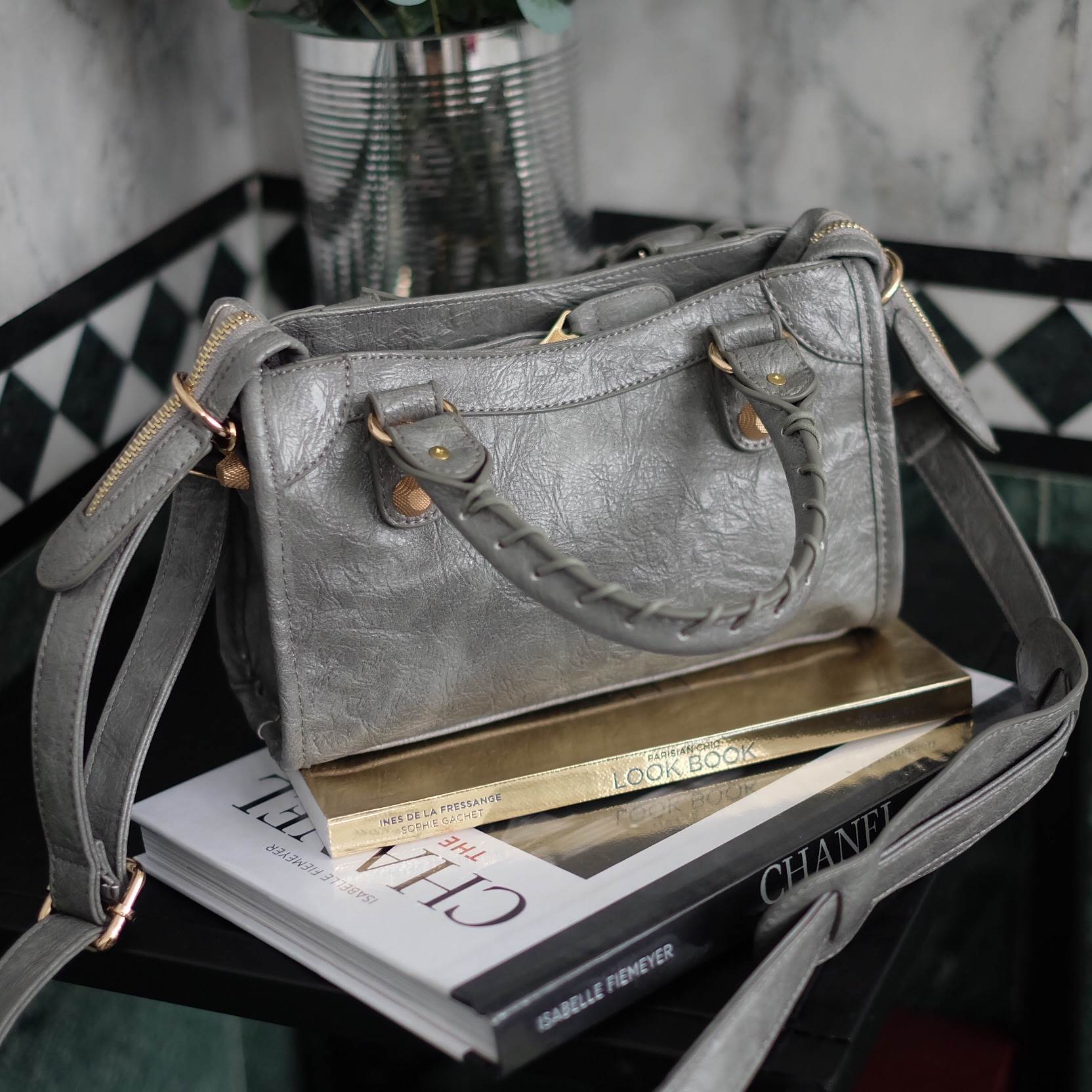 รุ่นขายดี พร้อมส่งละค่า😁❤️ กระเป๋าทรงสุด ฮิตจาก Massimo Dutti ขนาดมินิ สะพายแล้ว ได้ look cool มากค่า รับประกันเลย ภายในมีช่องแยกเก็บเป็นสัดส่วนดีคะ น้ำหนักเบา จุของได้คุ้มคะ มีสายยาวให้ ถือ/สะพายได้เลยคะ ใบนี้ แม่ค้าแนะนำเลย ใช้ได้ทุกโอกาส