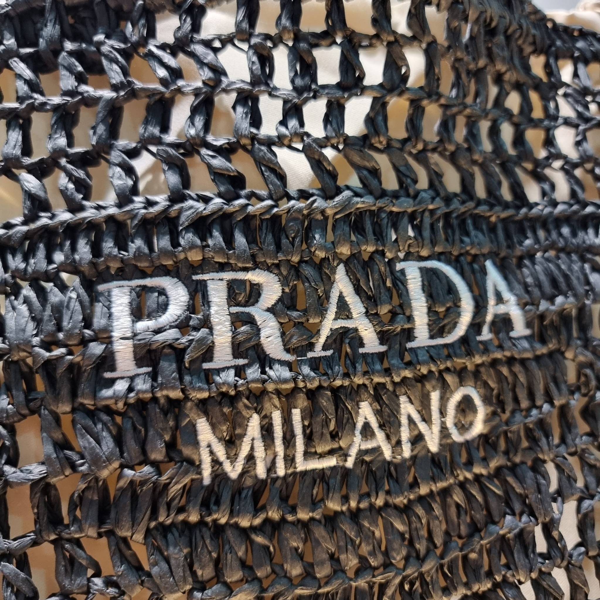 PRADA RAFFIA TOTE BAG สวยไม่ซ้ำใคร สไตล์บีช เหมาะมากกับการสะพายไปเที่ยวทะเล หรือจะใช้ในวันสบายๆก็ตอบโจทย์ กับกระเป๋าสะพายสานใบใหญ่ ตัวกระเป๋าเป็นวัสดุสังเคราห์จากธรรมชาติ