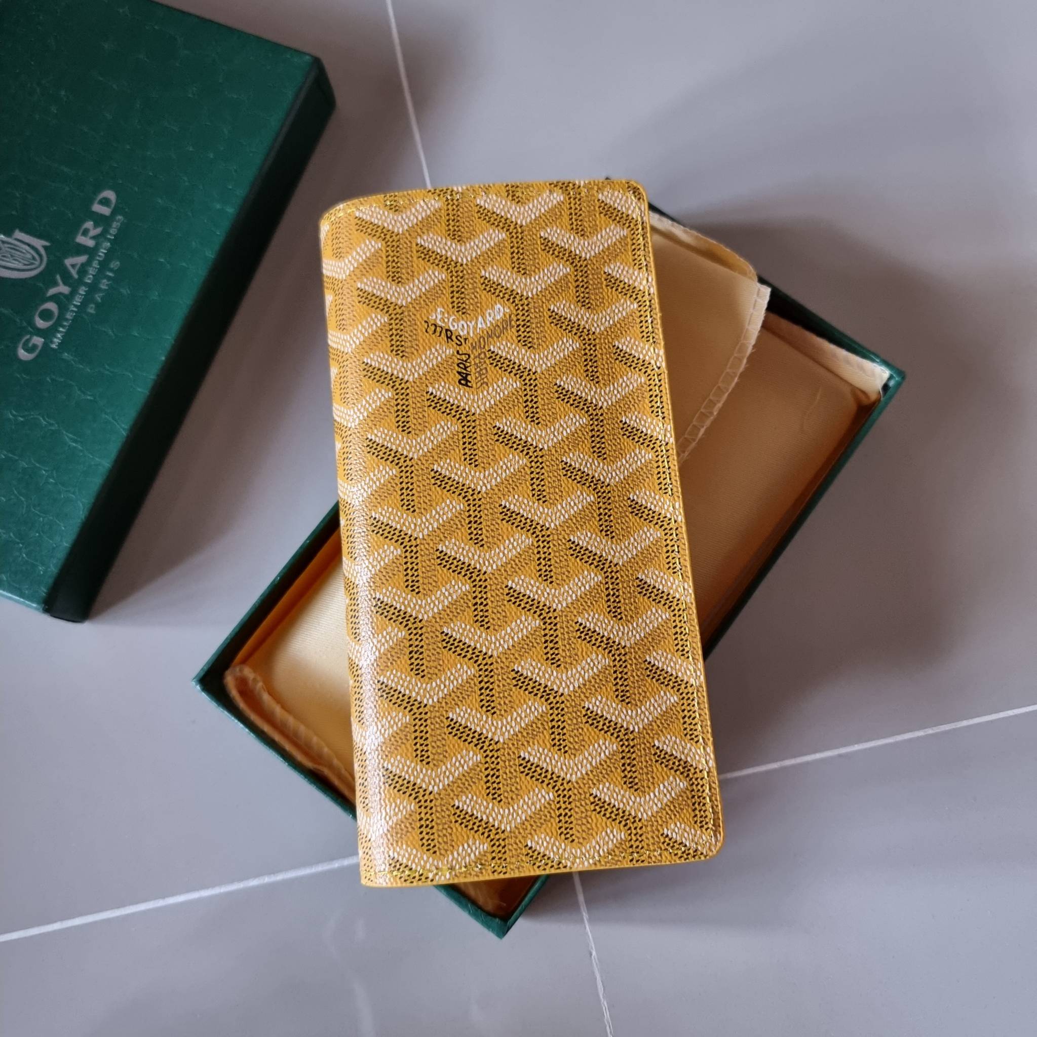 Goyard Bi Fold Long Wallet / GOYARD FLAP WALLET / Goyard Long Wallet กระเป๋าสตางค์ใบยาว รุ่น unisex ที่ใช้ได้ทั้งหนุ่มๆและสาวๆ ไอเท็มนี้ตอบโจทย์สำหรับคนที่ชอบเก็บบัตรเยอะๆ