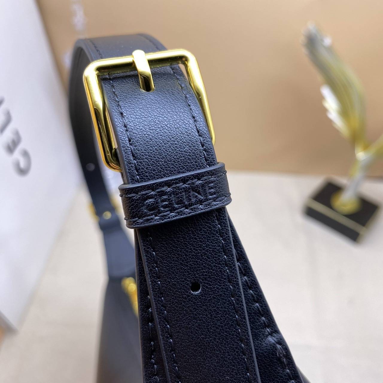 CELINE HOBO / CELINE HELOISE BAG IN SUPPLE CALFSKIN ไปตามตาลิซกัน ^^ เดอะเบสท์เซลเลอร์ต้องยกให้ กับกระเป๋าสะพาย ฟังก์ชั่นสุดเลิศ