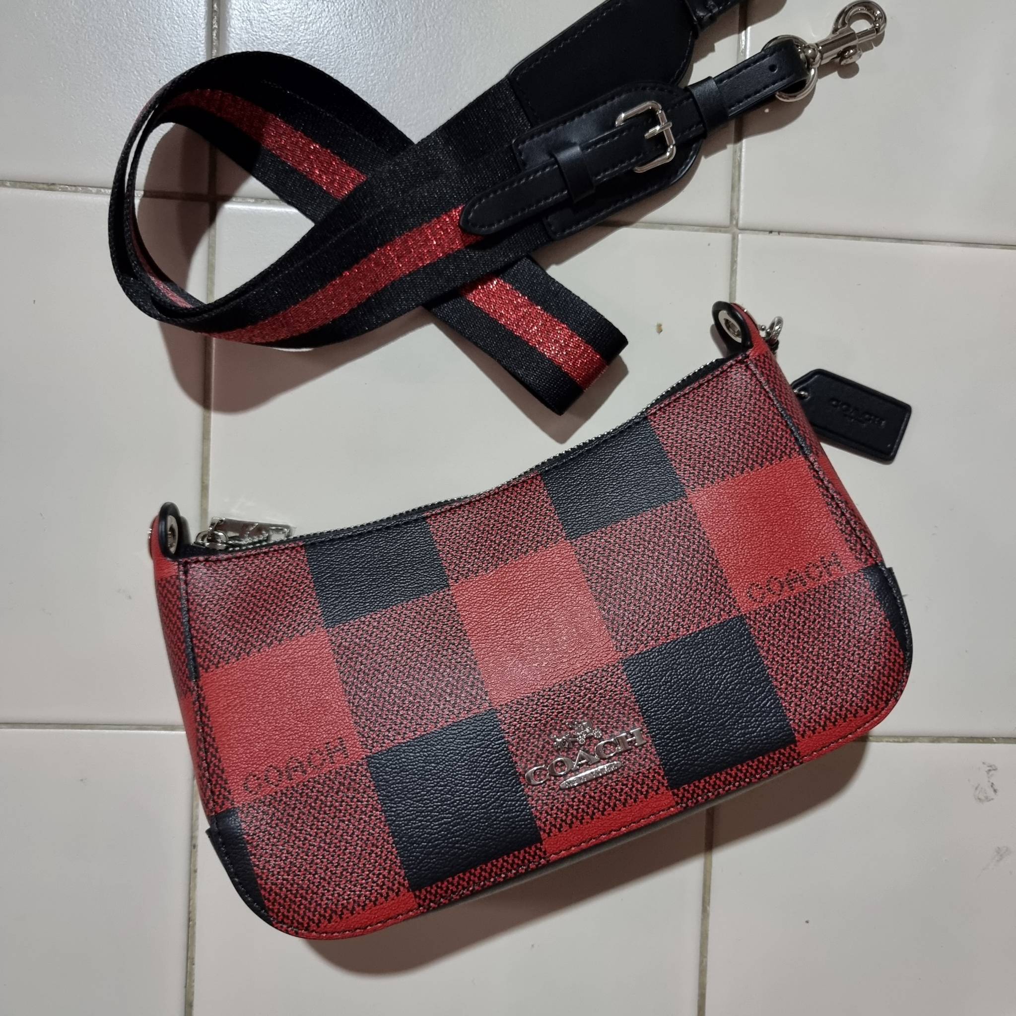 OUTLET 】COACH C6818 JES BAGUETTE WITH BUFFALO PLAID PRINT คอลเลคชั่นใหม่ล่าสุด พร้อมเสิร์ฟความสวยถึงบ้านเช่นเคย!! กระเป๋าสะพายทรงบาแกตต์ ดีไซน์ย้อนยุค ที่แอบแฝงความเรียบหรูดูแพงอยู่ในตัว โดดเด่นด้วยสายสะพายเส้นใหญ่ โทนสีคอนทราส ทำให้ไอเท็มนี้ดูมีลูกเล่นมา