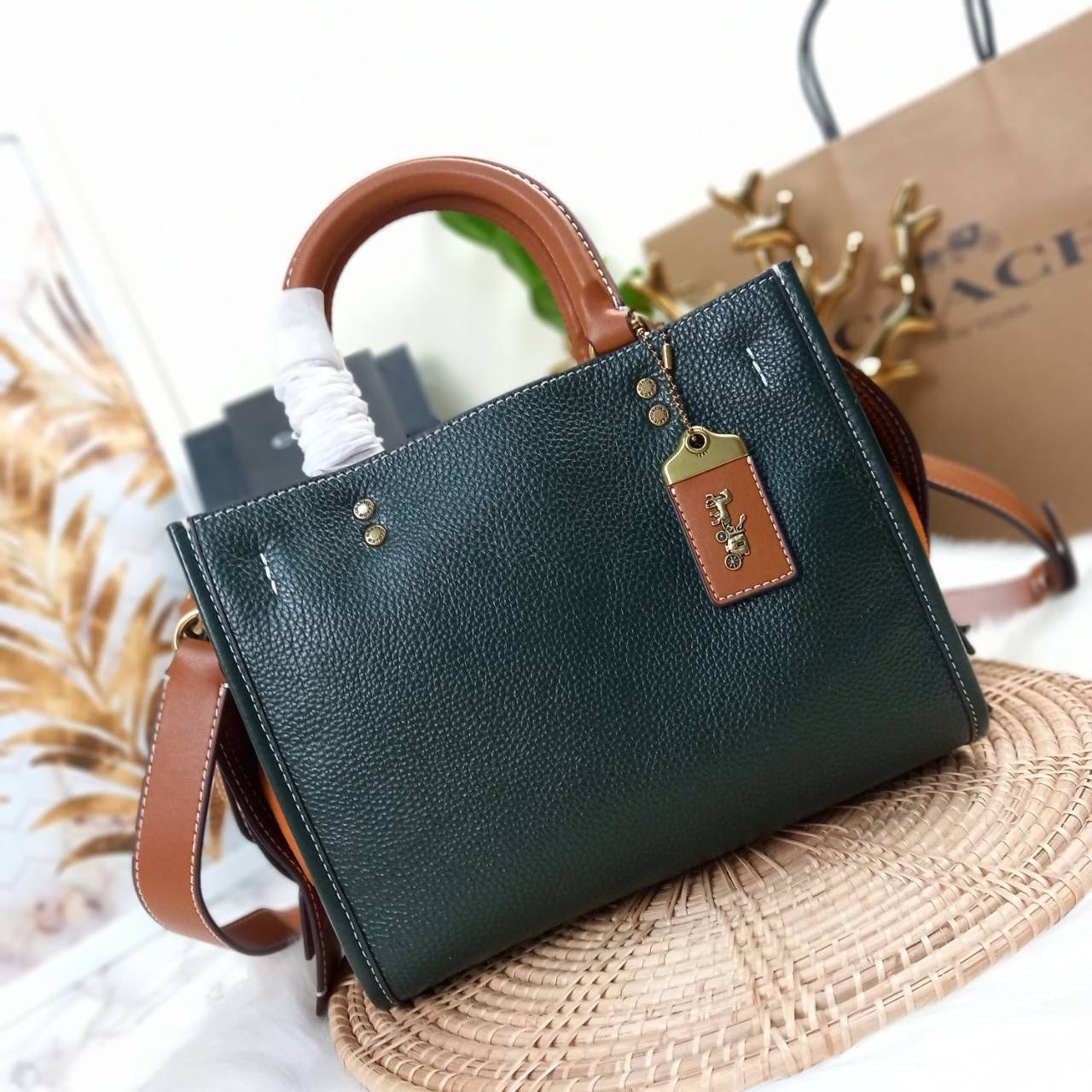 OUTLET 】COACH ROGUE 25 IN COLORBLOCK (C5575) ที่สุดแห่งความหรูหรา สุดคลาสสิค 🌺กระเป๋าหนังแท้คุณภาพเยี่ยม สัมผัสนิ่มละมุนจนต้องหลงรัก ด้านข้างเพิ่มความสวยเก๋ด้วยหนังกลับ อยู่ทรงสุดสวย น่าใช้ น่ามอง จนใครๆต้องเหลียวหลังตาม//ด้านในมี 2 ช่องกว้าง กับอ
