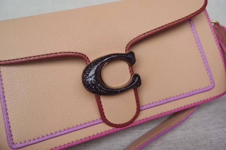 OUTTLET 】Coach Tabby Shoulder Bag 26 กระเป๋าหิ้วได้//คล้องไหล่ได้//สะพายข้างได้ ใบเดียวสุดคุ้มค่ะ! เปิดปิดกระเป๋าแบบกระดุมแม่เหล็ก มีอะไหล่Cตัวใหญด้านหน้าบ่งบอกถึงความหรูทีเดียวค่ะ ใส่กระเป๋าเงินใบยาวได้ มีช่องซิปกลาง;ช่องเล็กใส่ของจุกจิก;ช่องด้านหน้าหนึ่
