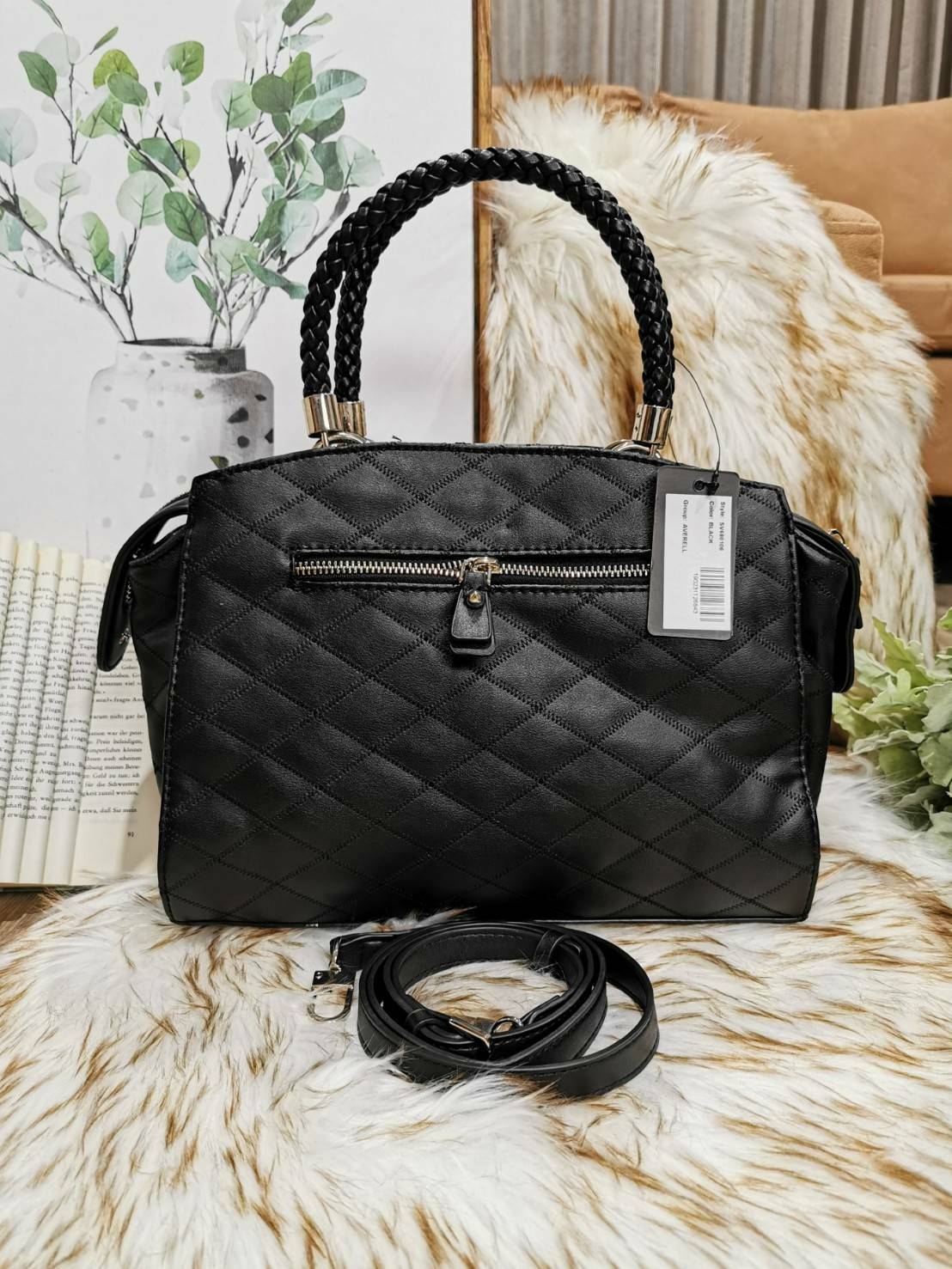 GUESS WOMAN CROSS BODY BAG กระเป๋าถือ/สะพายรุ่นใหม่ล่าสุดจาก GUESS FACTORY หนังสวยอยู่ทรงขนาดกำลังดี น้ำหนักเบา ด้านหน้าประดับโลโก้แบรนด์เปิดปิดด้วยซิปสะดวกใช้ ด้านข้างมีกระดุมปรับขยาย ภายในมีโลโก้ ช่องซิปและช่องใส่ของ ซับในพิมพ์แบรนด์ ใส่กระเป๋าสตางค์ มื