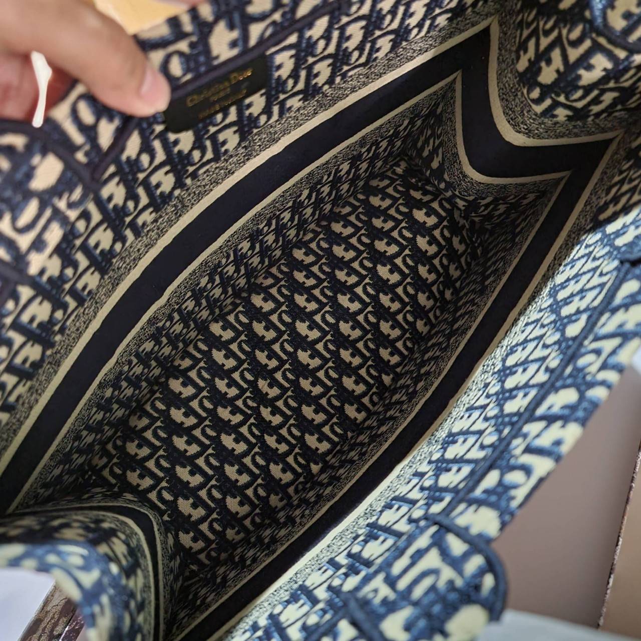 VIP 】HOT ARRIVAL!! DIOR CD SHOPPING BAG WITH GWP กระเป๋าทรงช้อปปิ้งใบใหญ่ จุใจ!! พรีเมี่ยมกิ๊ฟรุ่นดับเบิ้ลฮอต ดีไซน์คลาสสิควินเทจ สวยหรู วัสดุผ้าแคนวาสลายกราฟฟิค ภายในโล่งกว้างมากๆ ใส่ของจุสุดๆ โน้ตบุ้ค ไอแพด กระเป๋าสตางค์ มือถือ หรือเสื้อผ้ายังได้ สะพายค