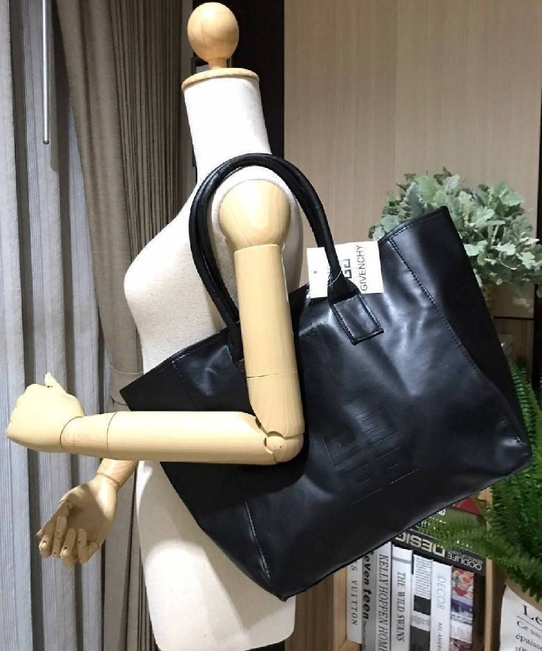 Givenchy Black Soft Leather Shoulder Handbags (Limited edition) กระเป๋าถือหรือสะพายพรีเมี่ยมของเเท้จาก "Givenchy Perfume Counter" วัสดุหนังนิ่มเรียบสีดำด้านหน้าปั้มโลโก้แบรนด์ GV ภายใน Polyester 100% สีดำสกรีนโลโก้สวยดูดี เปิดปิดด้วยกระดุมแม่เหล