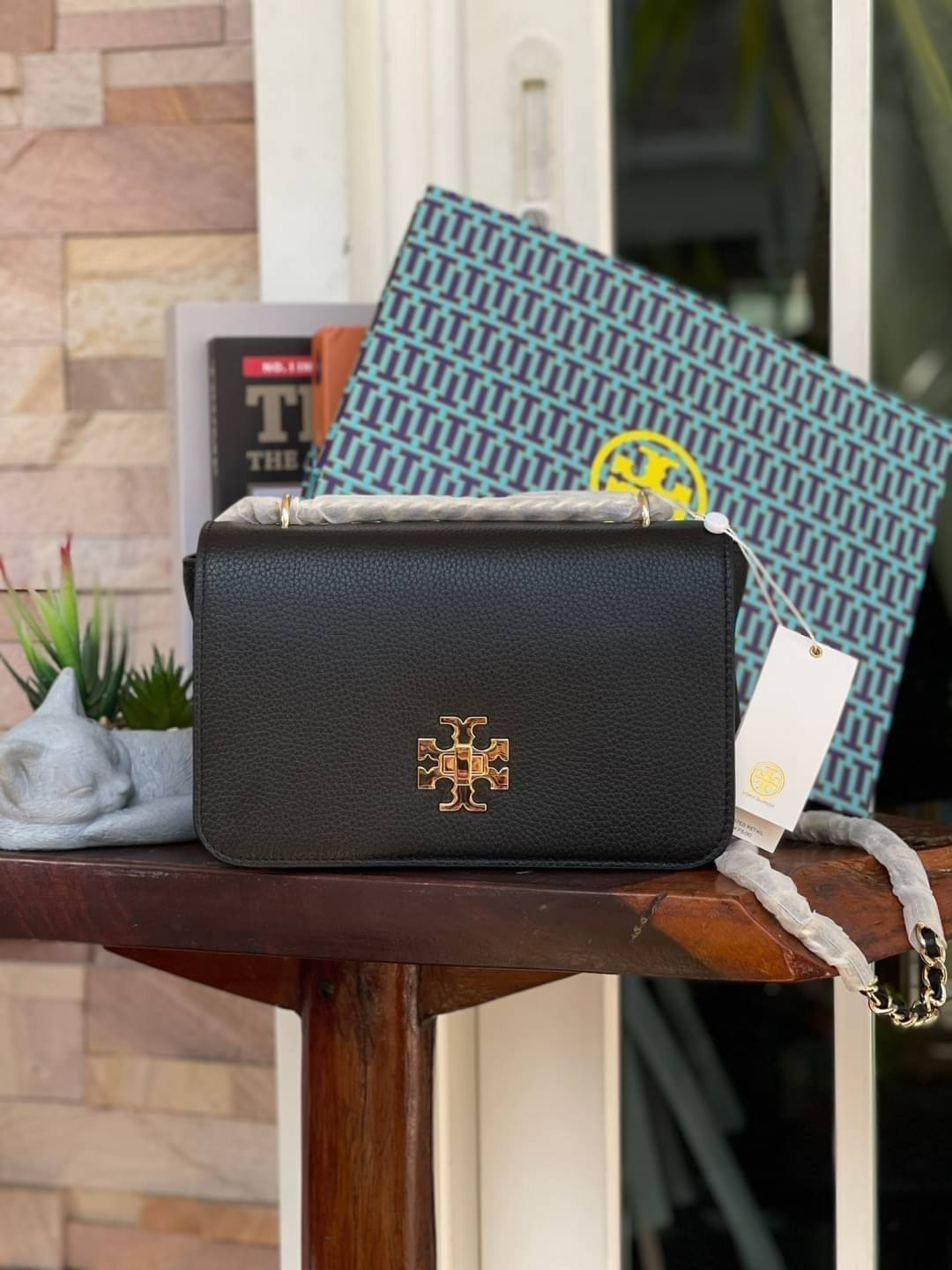 Tory burch description mercer adjustbale shoulder bag เป็น Collection รุ่นท็อปที่สาว ๆ หลายคนถูกใจ ด้วยทรงกระเป๋าคลาสสิกสุดเก๋ ใช้งานแบบไหนก็ดูดี ในลุคช์สาวหวานแบบสะพายสายคู่ หรือ ต้องการความคล่องตัวด้วยการสะพายแบบครอสบอดี้ มีดีไซน์ที่ Practical ต่อการใช้