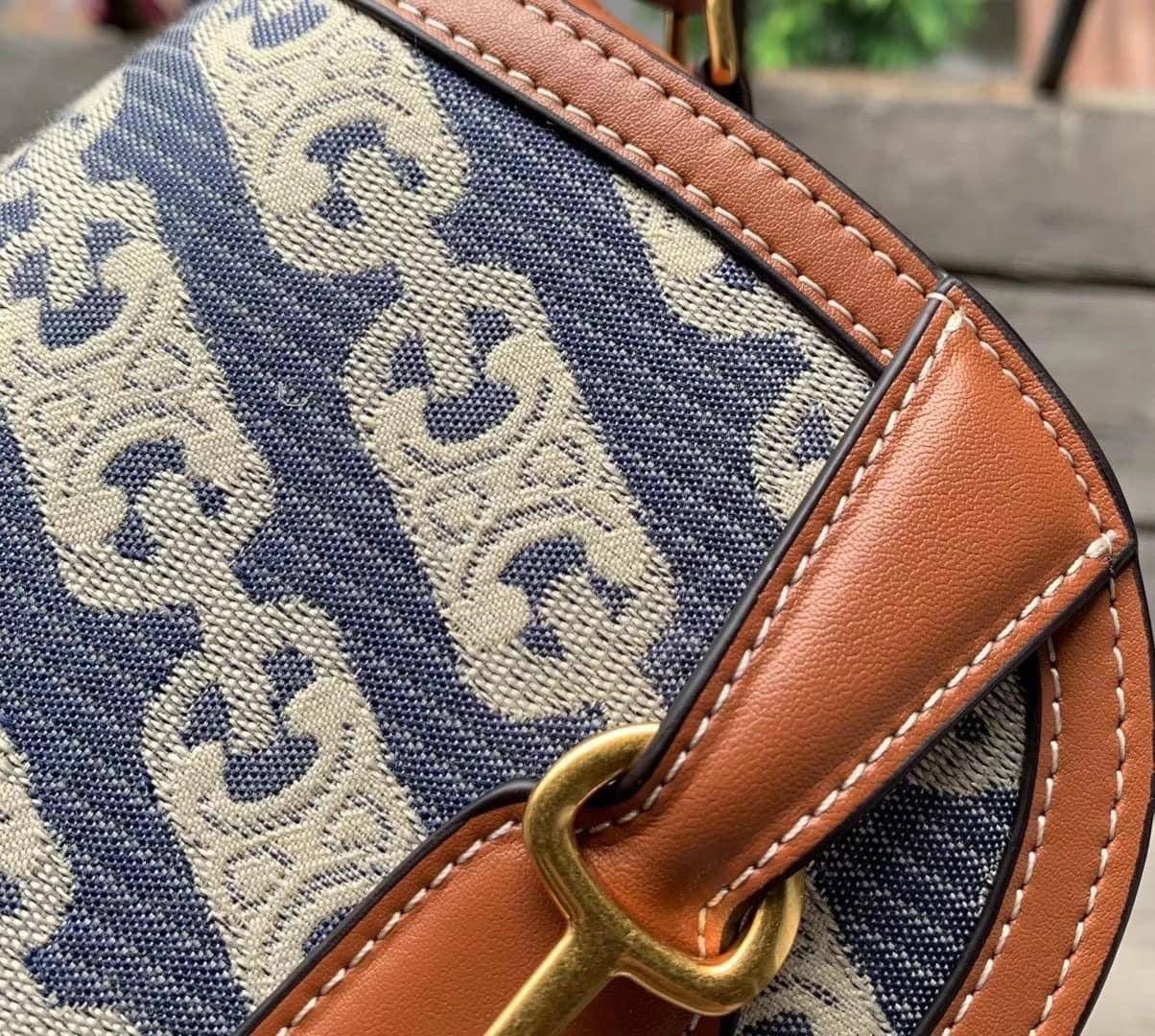 VIP 】หนังแท้ CELINE CROSSBODY BAG CELINE CRECY IN MAILLOM TRIOMPHE JACQUARD AND CAFTSKIN BAG กระเป๋าสะพายทรงสวยหรูอยู่ทรงเปิดปิดด้วยฝาปิดกระดุมโลโก้แบรนด์ ภายในโล่ง ขนาดกะทัดรัด น่ารัก สายสะพายหนังยาวปรับระดับได้จะสะพายไหล่หรือ CROSSBODY ก็ดูดี ตัวจริงสวย